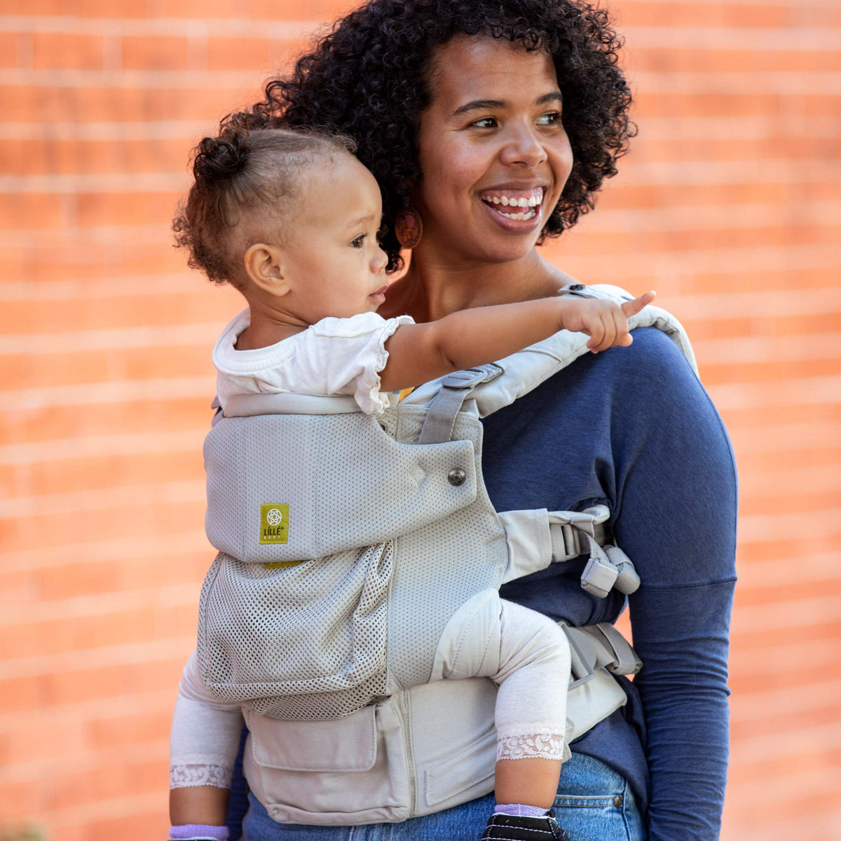 LÍLLÉbaby Serenity Airflow - Transportín ergonómico para bebés y niños con bolsa convertible, malla transpirable, Delfín