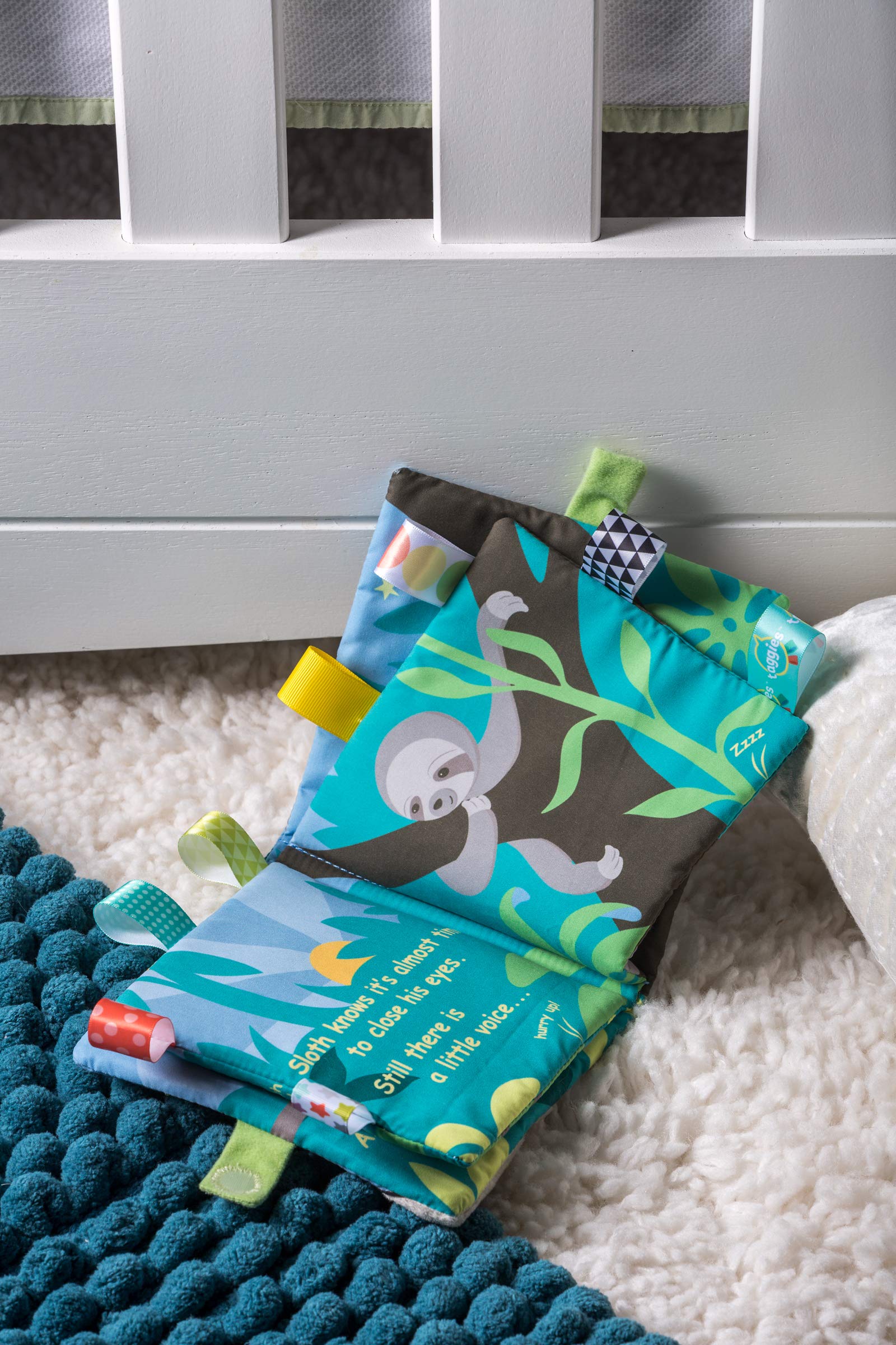 Libro de Tela Suave Taggies Touch & Feel Melaza Perezoso con Papel Arrugado y Chirriador