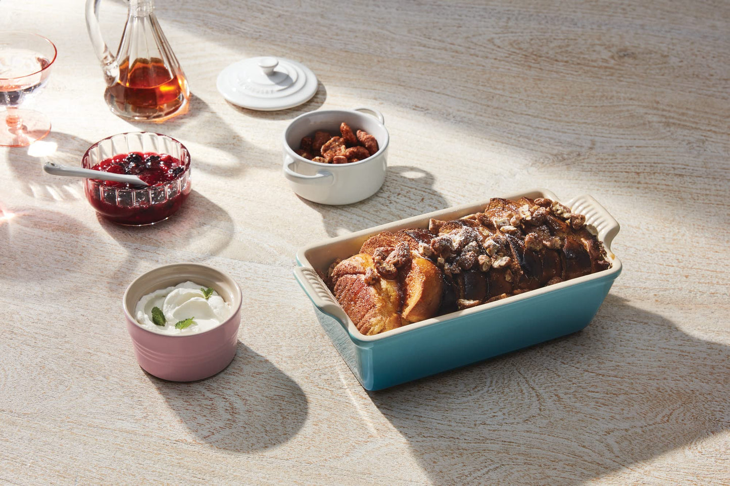 Le Creuset Stoneware Heritage Pan Pan, 9 x 5 x 3 pulgadas (1.5 cuartos de galón), Cerise