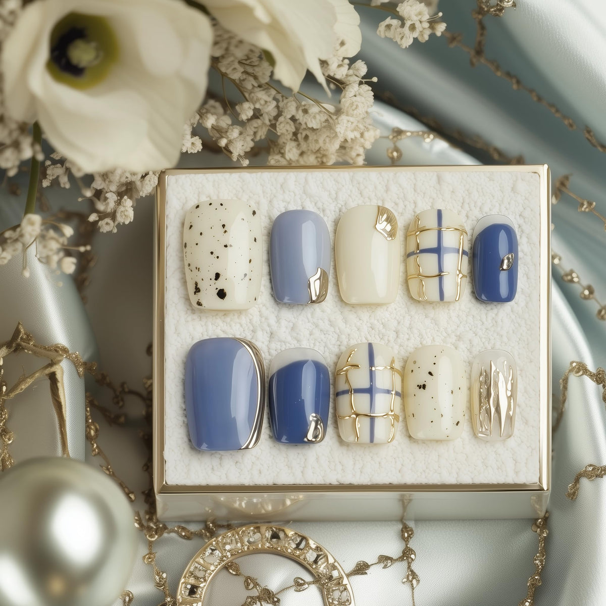 Fine Point Uñas postizas de acrílico cortas, cuadradas, a cuadros en azul bebé y crema, hechas a mano, con calidad de salón, con lámina dorada, cuadrícula y diseño moteado. Elegantes y reutilizables,
