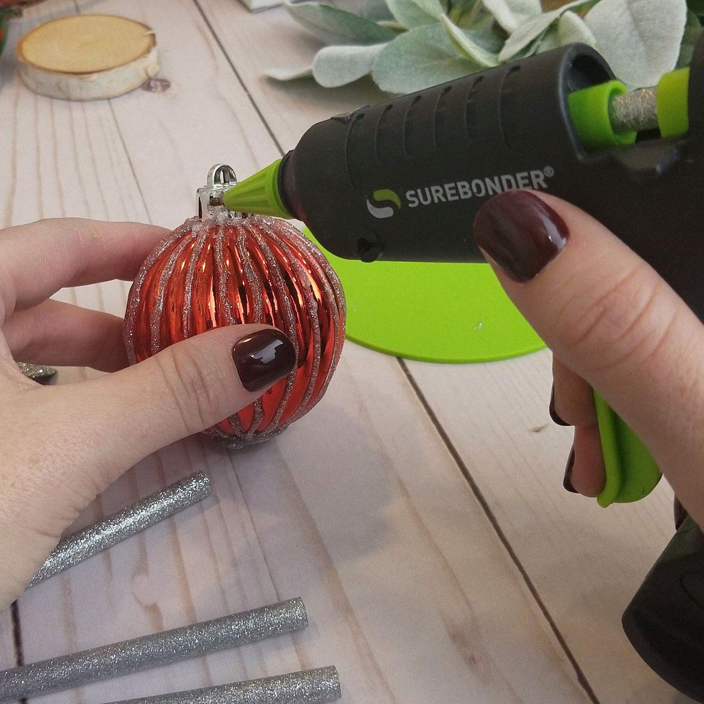 Pistola de Pegamento Surebonder Blanca de Alta Temperatura con 12 Varillas Incluidas