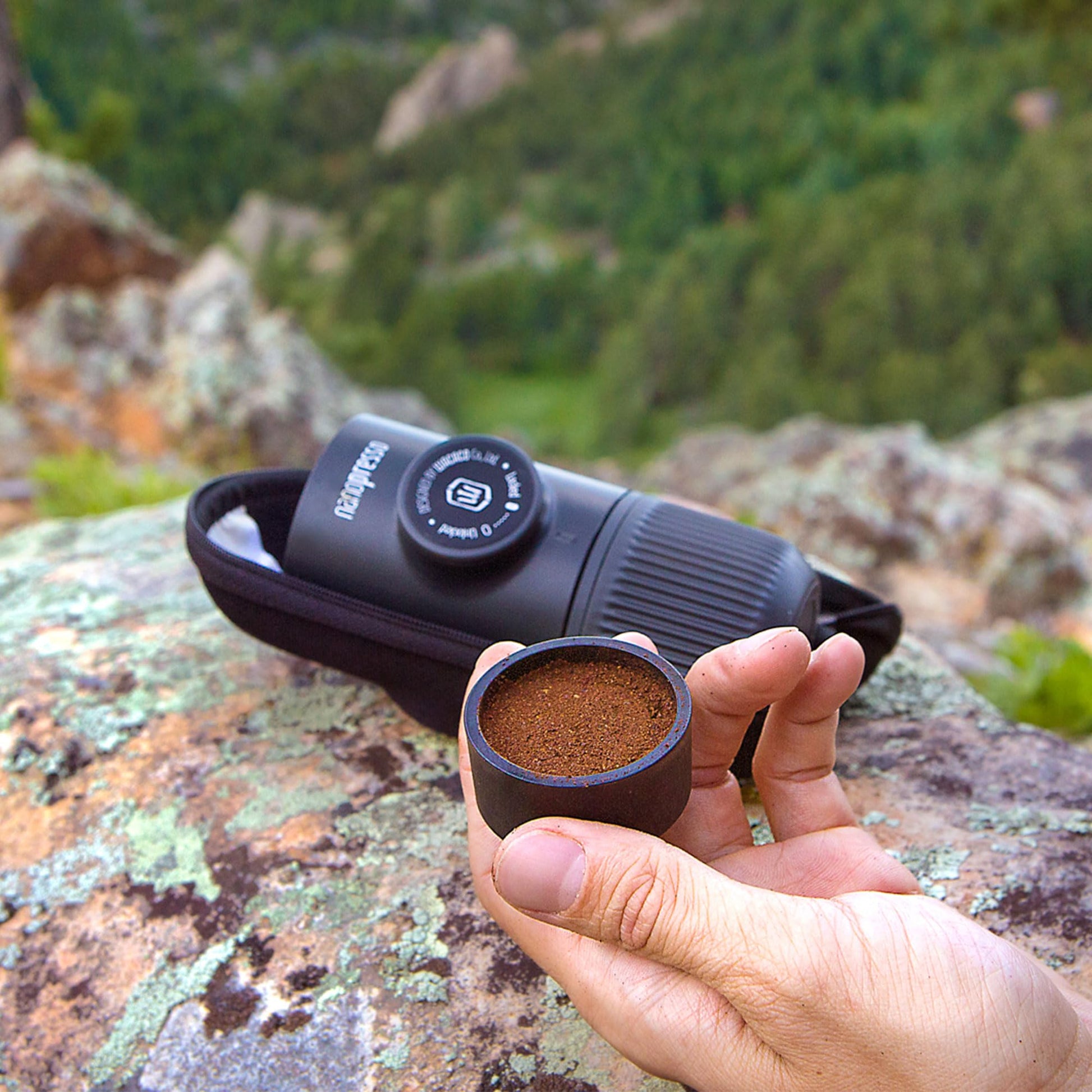Cafetera Espresso Portátil Wacaco Nanopresso Negra con Estuche Protector, 18 Bar de Presión, para Viajes y Caminatas