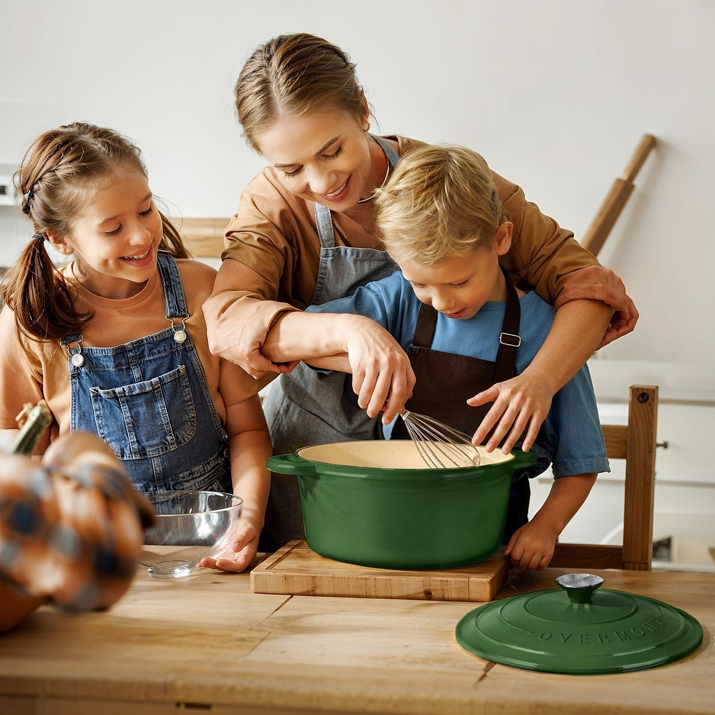 Overmont - Horno holandés de hierro fundido esmaltado, olla de 5.5 cuartos con tapa, libro de cocina y agarraderas de algodón, utensilios de cocina resistentes para estofar, guisos, asar, hornear pan