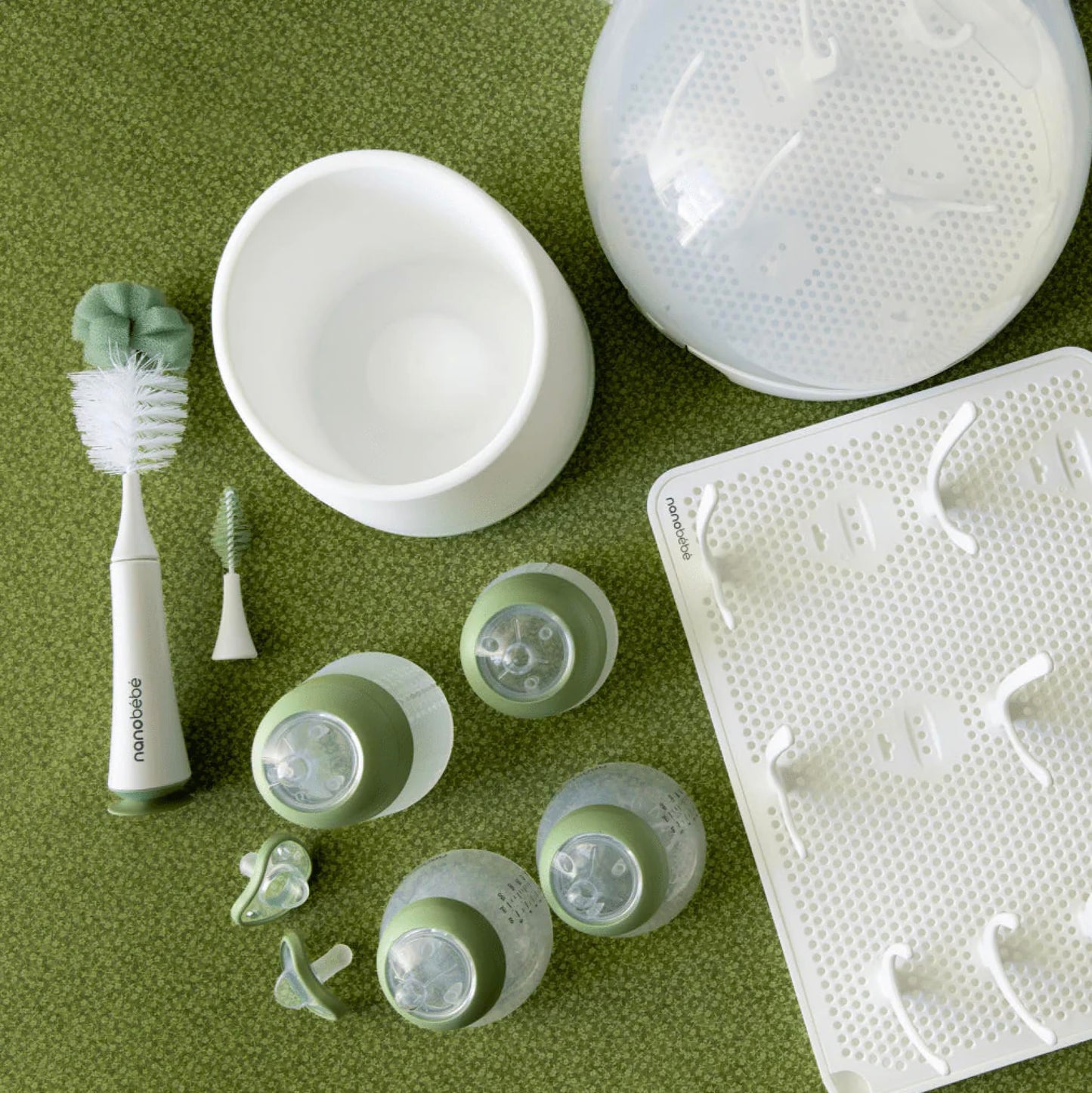 Nanobébé Set Definitivo de Alimentación para Recién Nacido, Verde Sage, 19 Piezas con Biberones Anticólicos, Esterilizador, Chupetes y Accesorios de Limpieza