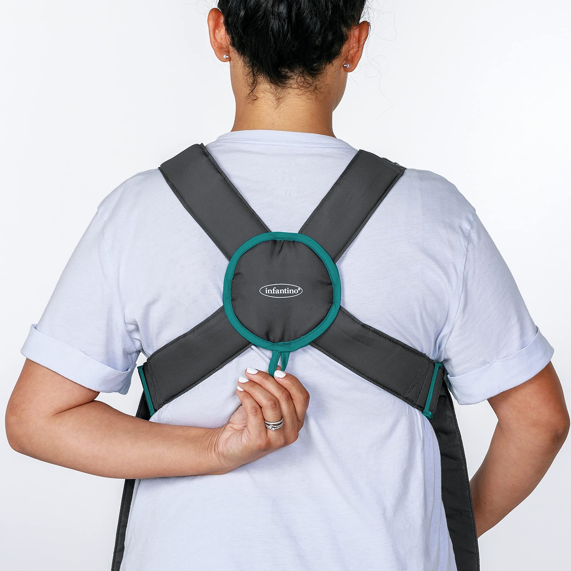 Infantino Swift - Portabebés clásico con bolsillo, 2 maneras de llevar gris con babero Wonder y bolsillo frontal de almacenamiento esencial, correa trasera ajustable, cara interior y exterior, material fácil de limpiar
