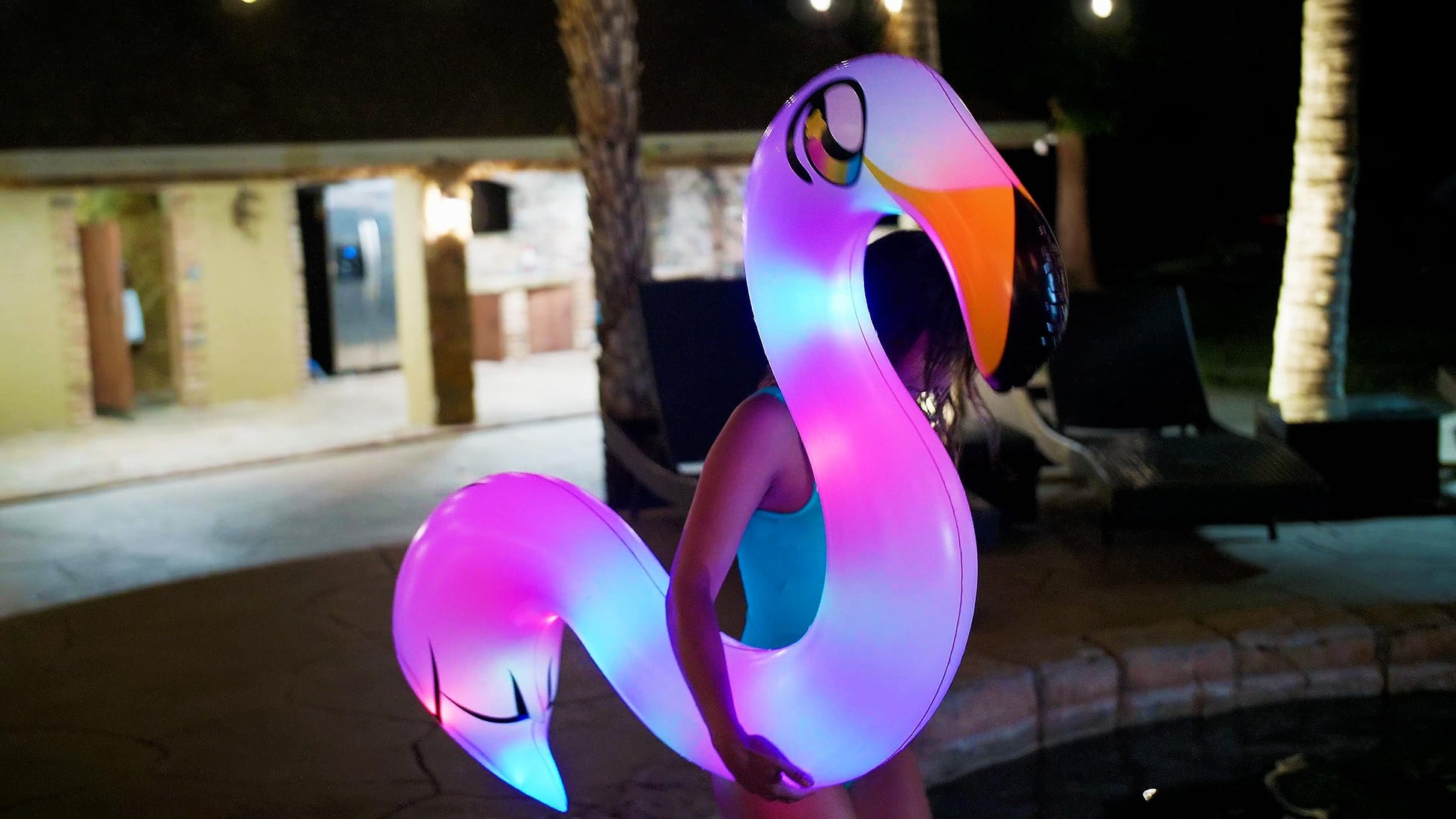 Fideos LED iluminados con flamenco para montar en la piscina