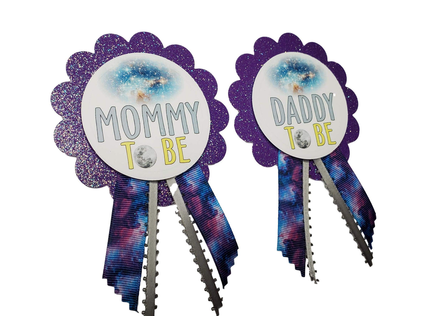 2 pines de botón Mommy & Daddy to Be Galaxy Baby Shower It's a Girl Boy para que los padres usen, color morado con purpurina