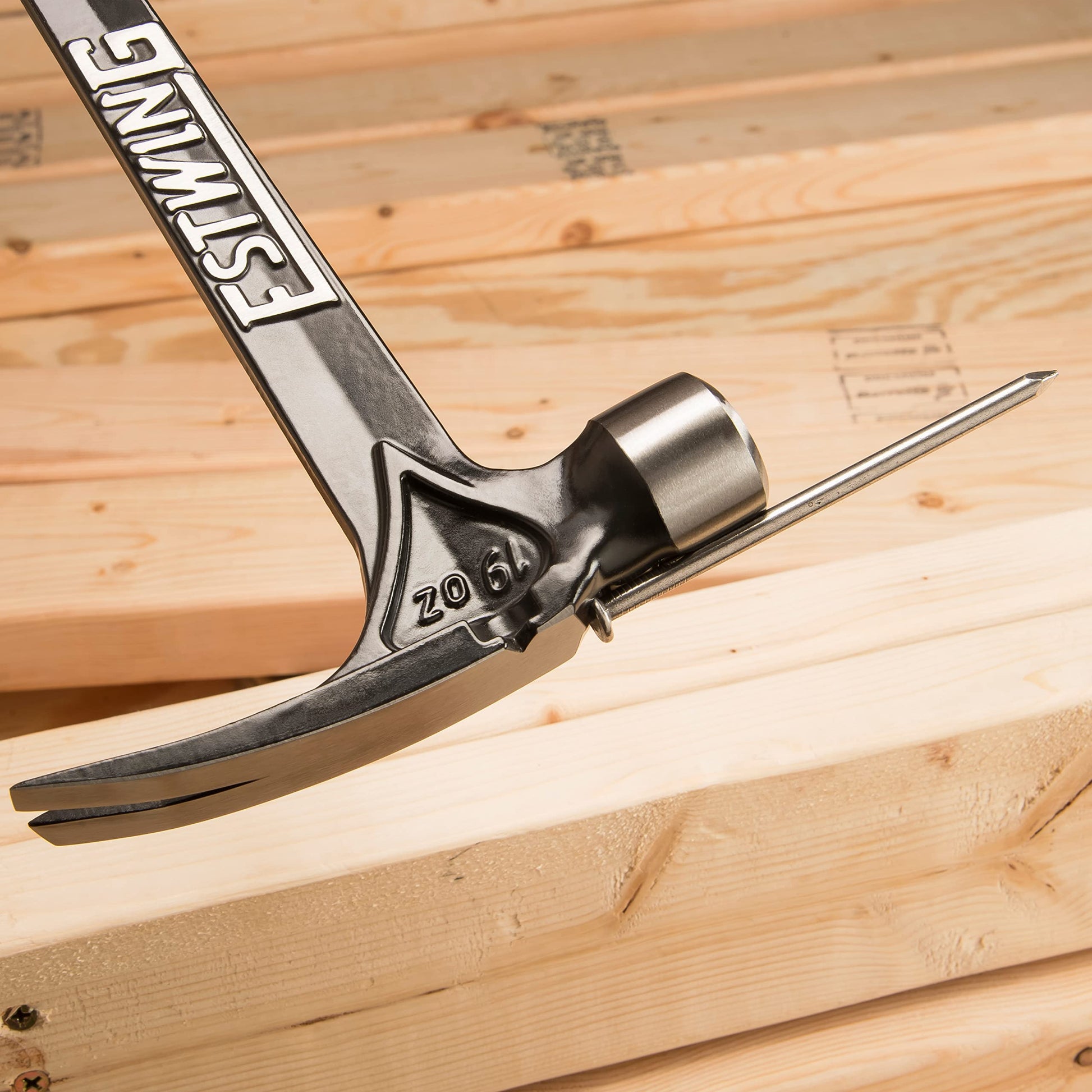 Martillo Estwing Ultra Series Negro con Garra Rasgadora y Agarre Antigolpes