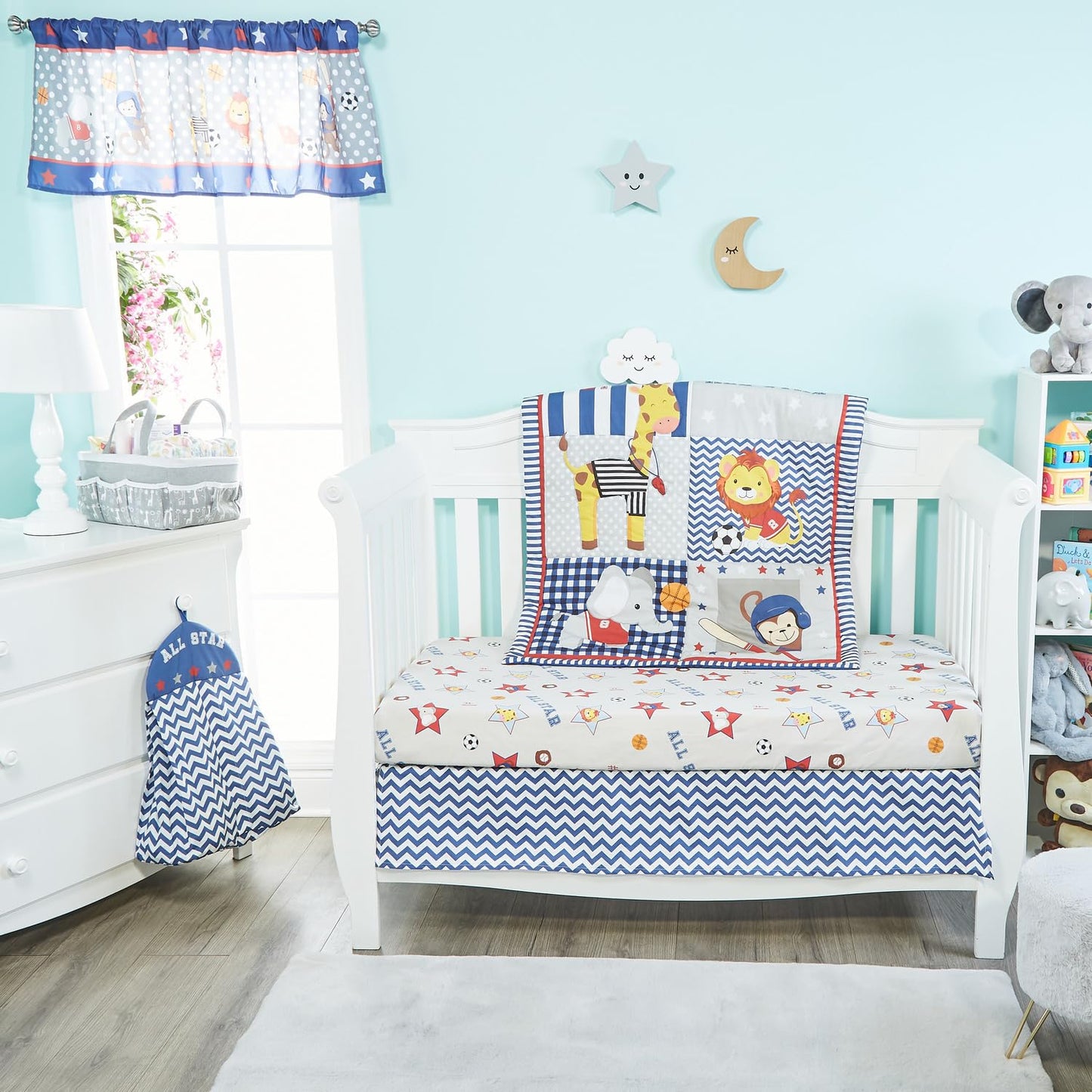 EVERYDAY KIDS - Juego de ropa de cama para cuna de 4 piezas para niños, diseño de selva, suave percal 100% algodón, incluye edredón, sábana bajera, volantes y apilador de pañales, juego de ropa de