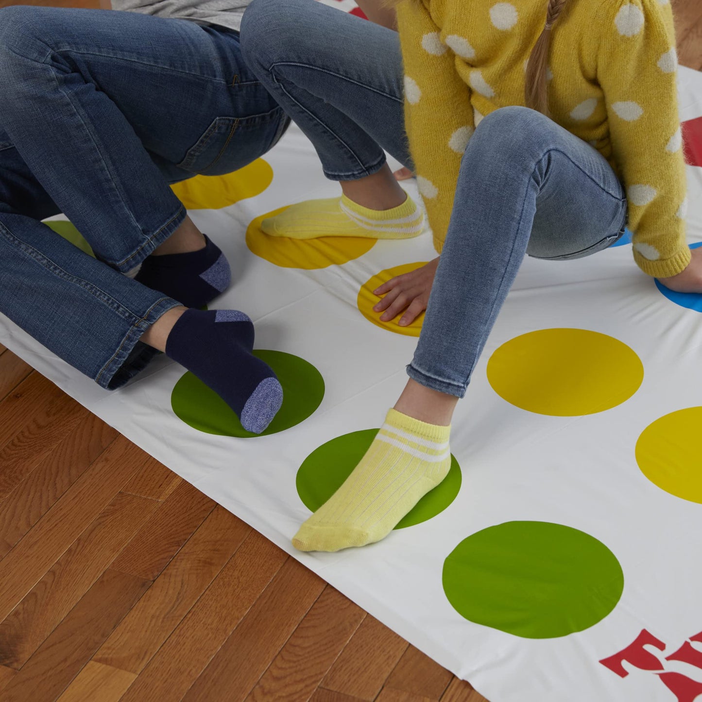 Hasbro Twister - Juego de Mesa clásico para 2 o más Jugadores, Juego de Interior y Exterior para niños de 6 años en adelante, el Embalaje Puede Variar