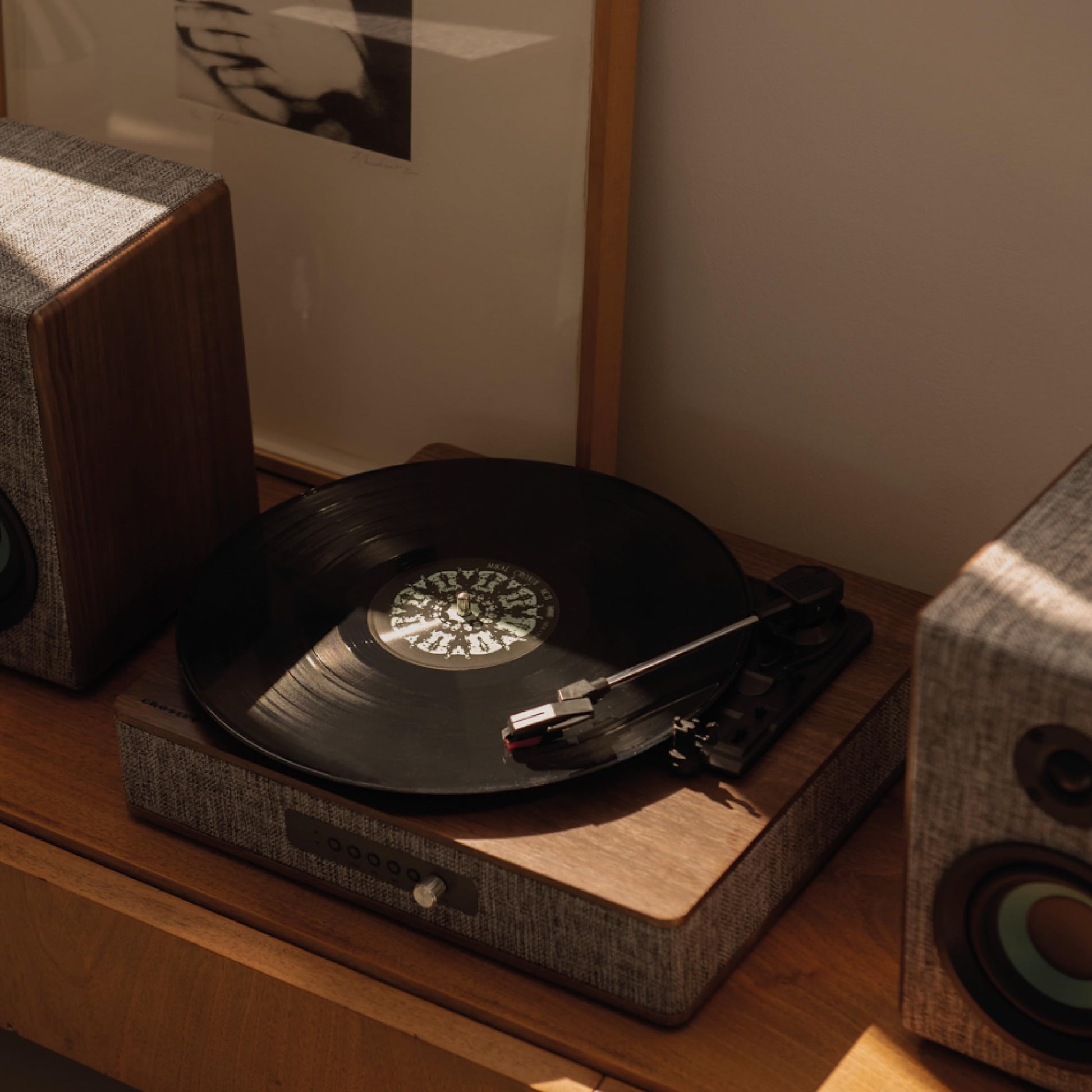 Crosley Aria - Tocadiscos Bluetooth de 3 Velocidades con Altavoces Estéreo Incluidos, Color Gris