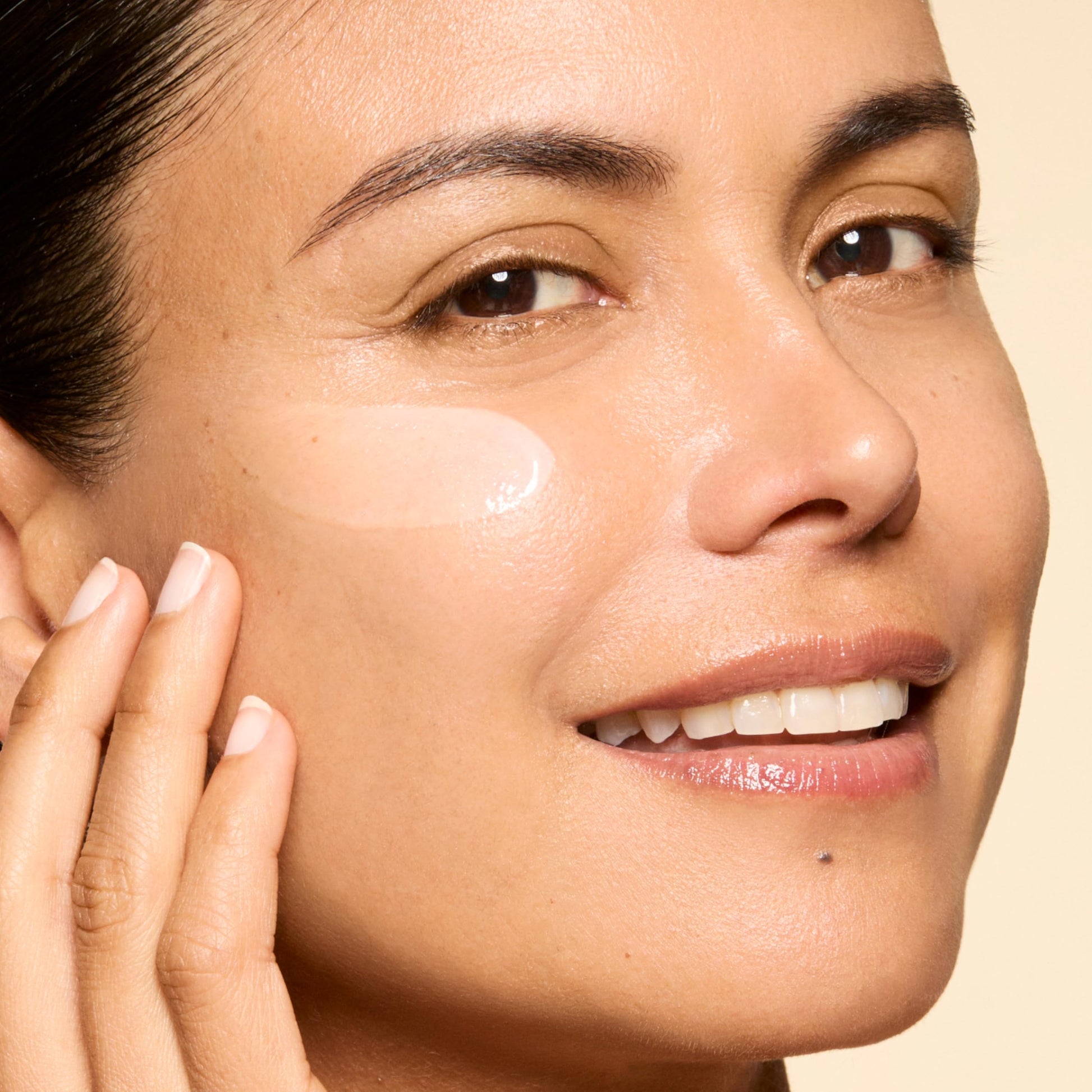 Honest Beauty suero de vitamina C con extractos de alcachofa y trébol | sin parabenos, dermatólogo probado, sin crueldad | 1.0 fl. oz.