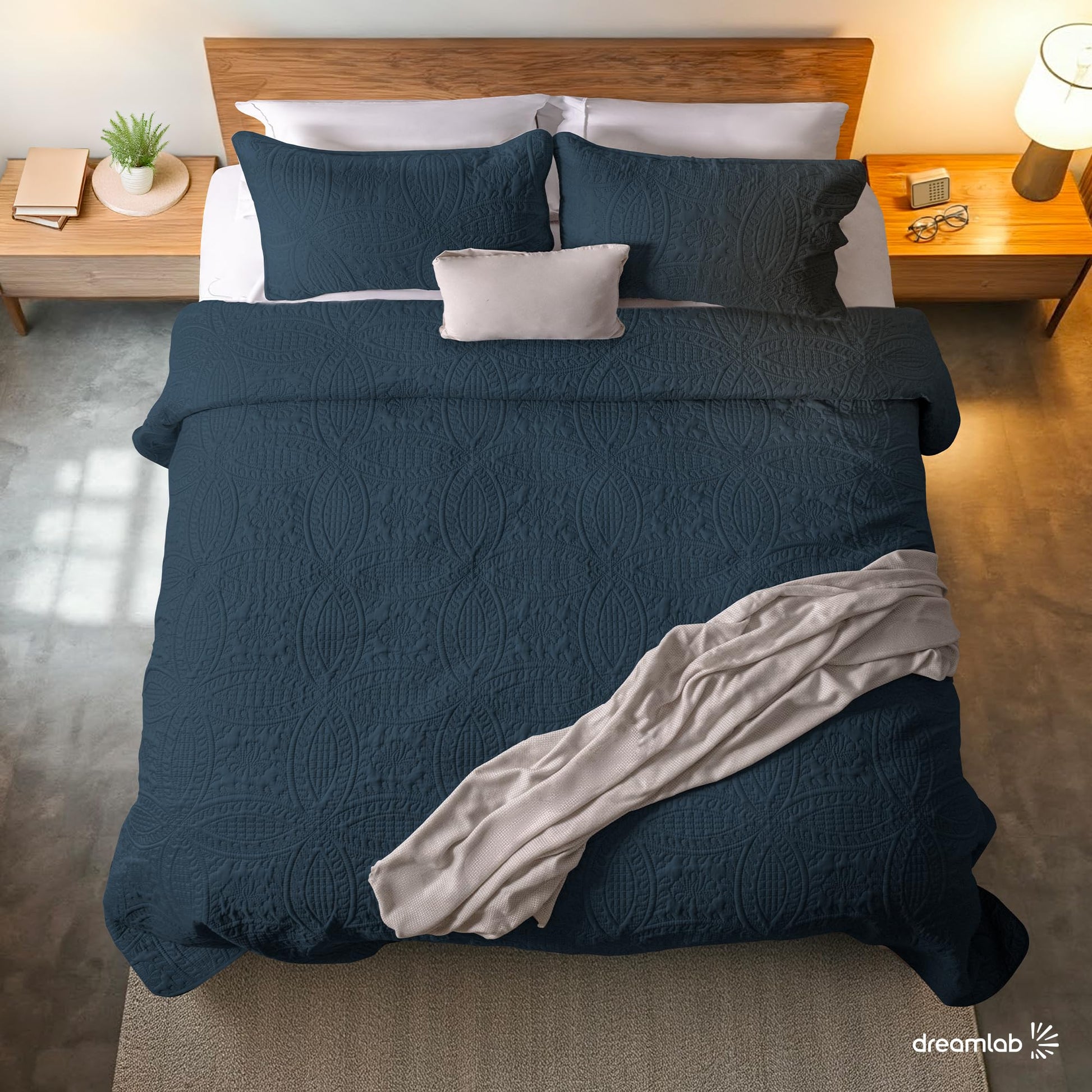 Dreamlab Colcha Ligera con 2 Fundas de Almohada, Capitonado, Ultra Suave. Hipoalergénico. Edrecolcha para Cama. Edredón para Verano y Todas Las Estaciones. (King Size 275x240 cm,Moneda,Azul Noche)