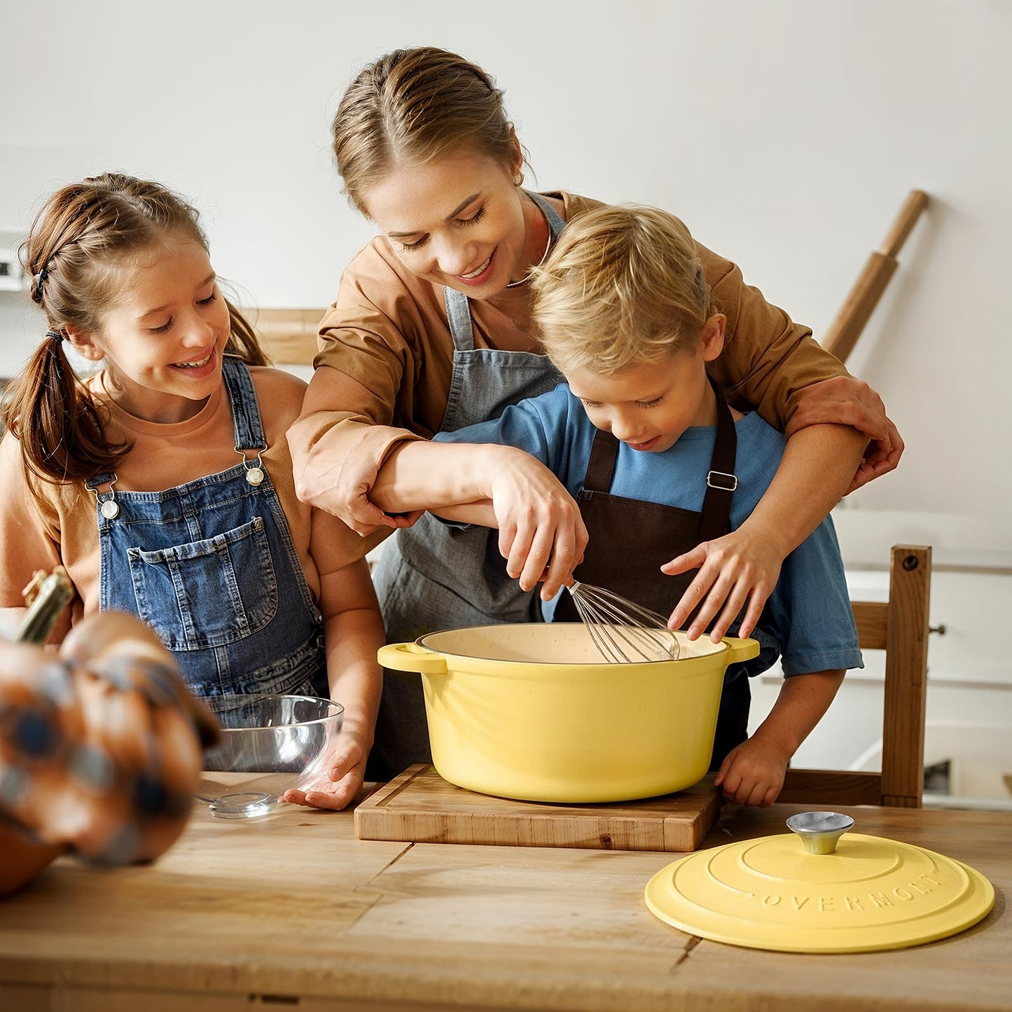 Overmont - Horno holandés de hierro fundido esmaltado, olla de 5.5 cuartos con tapa, libro de cocina y agarraderas de algodón, utensilios de cocina resistentes para estofar, guisos, asar, hornear pan