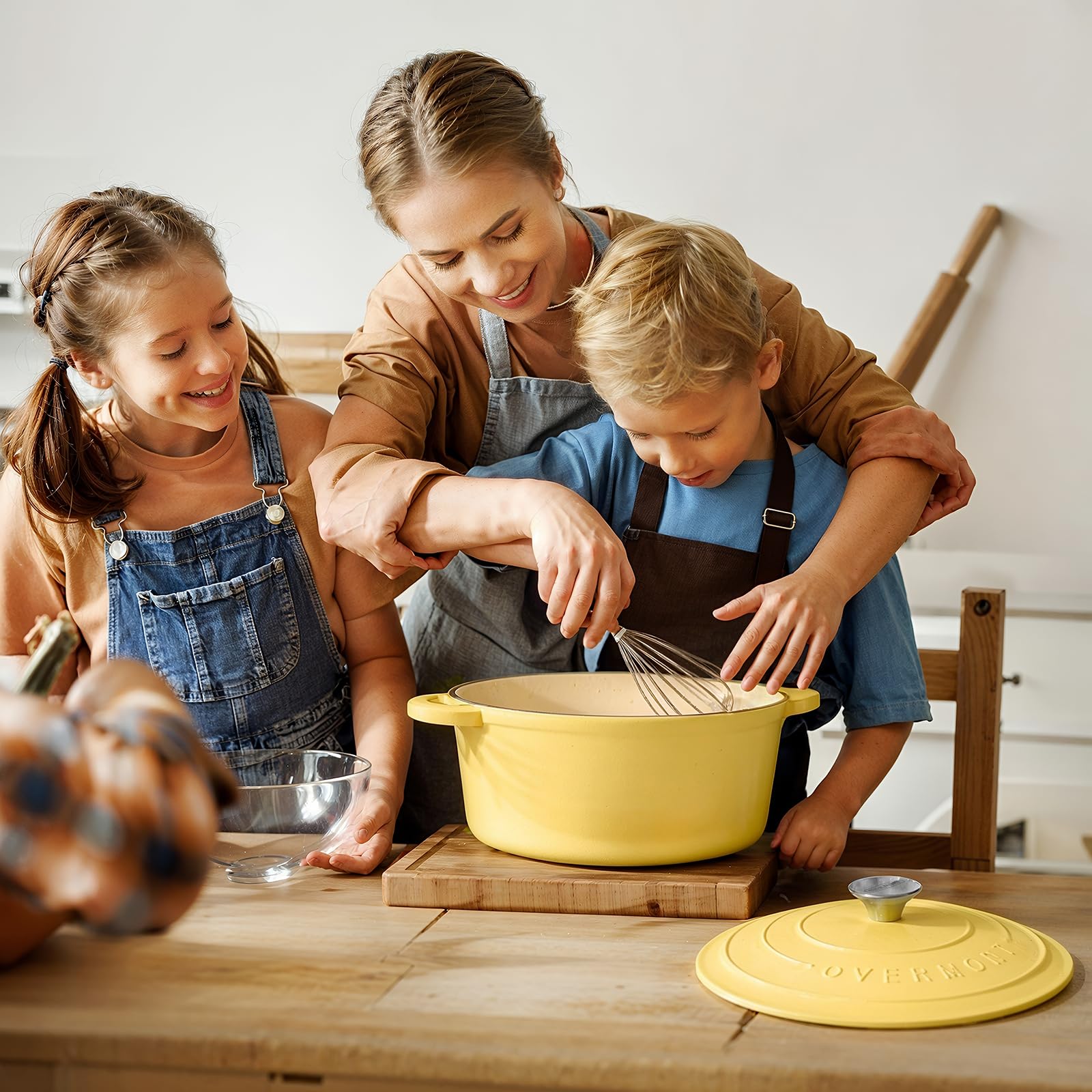 Overmont - Horno holandés de hierro fundido esmaltado, olla de 5.5 cuartos con tapa, libro de cocina y agarraderas de algodón, utensilios de cocina resistentes para estofar, guisos, asar, hornear pan