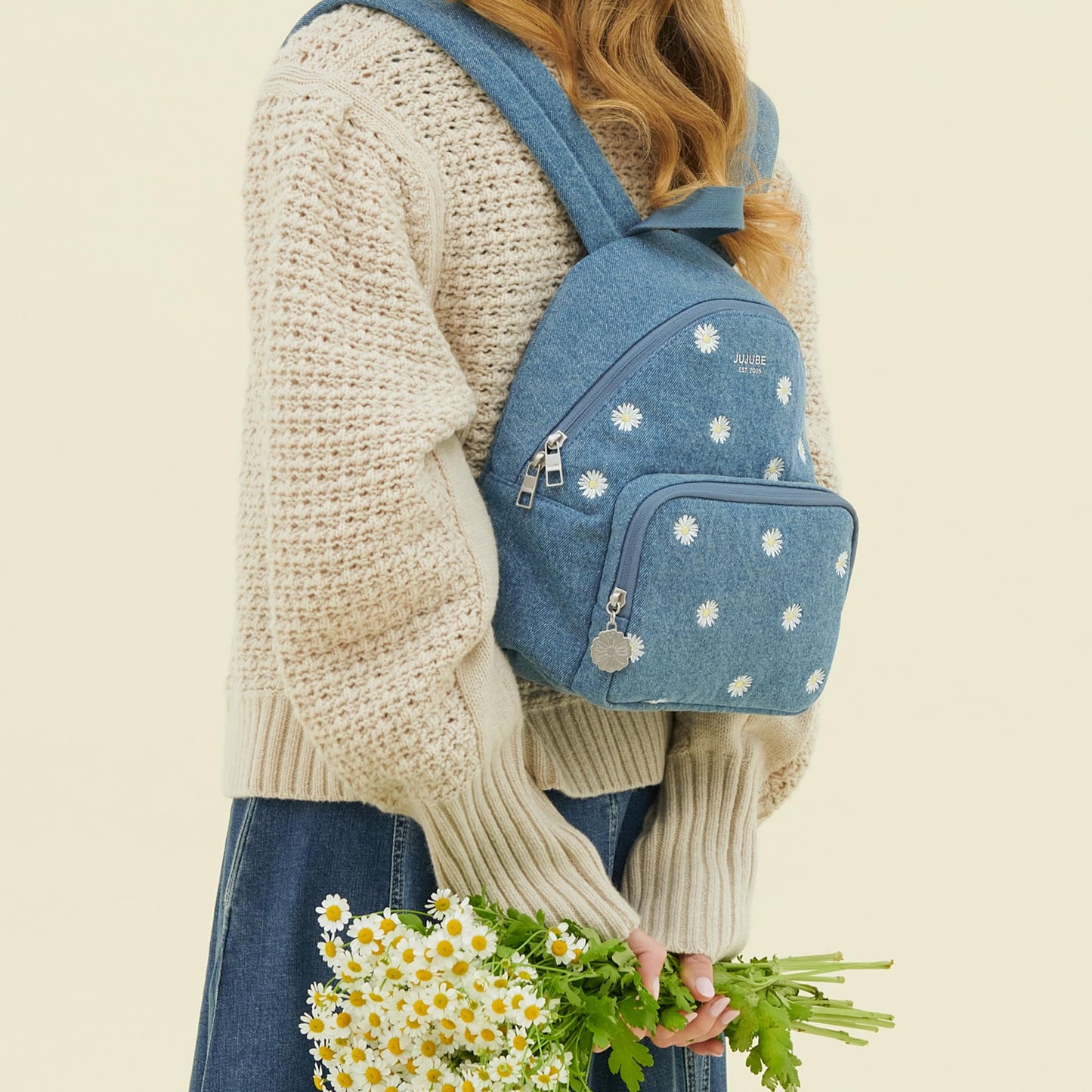 JuJuBe - Mochila de viaje lavable a máquina con correas ajustables y 2 bolsillos para biberones, pañales, chupetes, aperitivos, cambiador y artículos esenciales diarios, mezclilla y margaritas (azul)