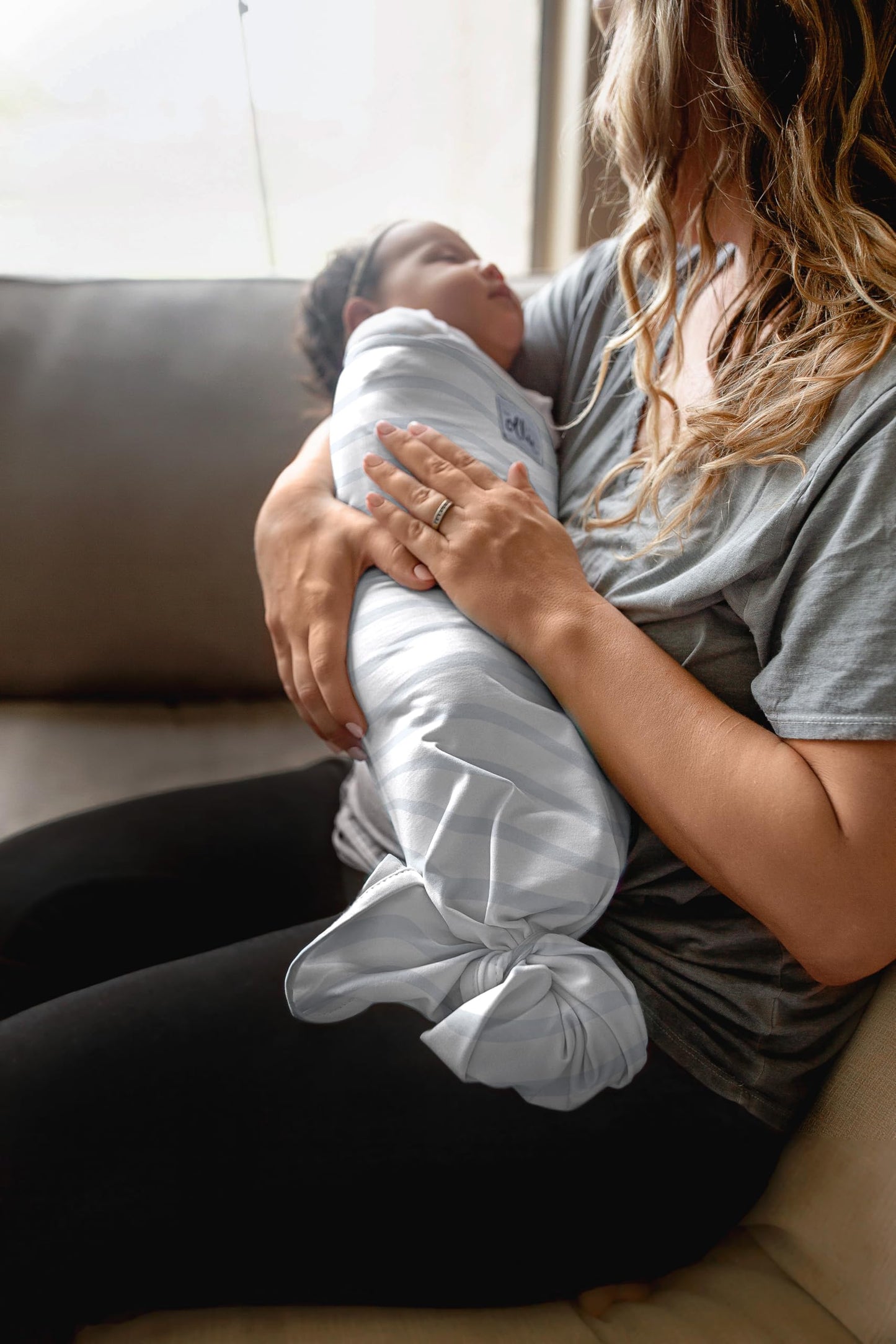 The Ollie Swaddle – Manta ajustable para envolver bebés recién nacidos | Aprobada por pediatras para un sueño seguro | Cierre fácil | Brazos libres | Ligera, lavable a máquina | Fácil acceso para el