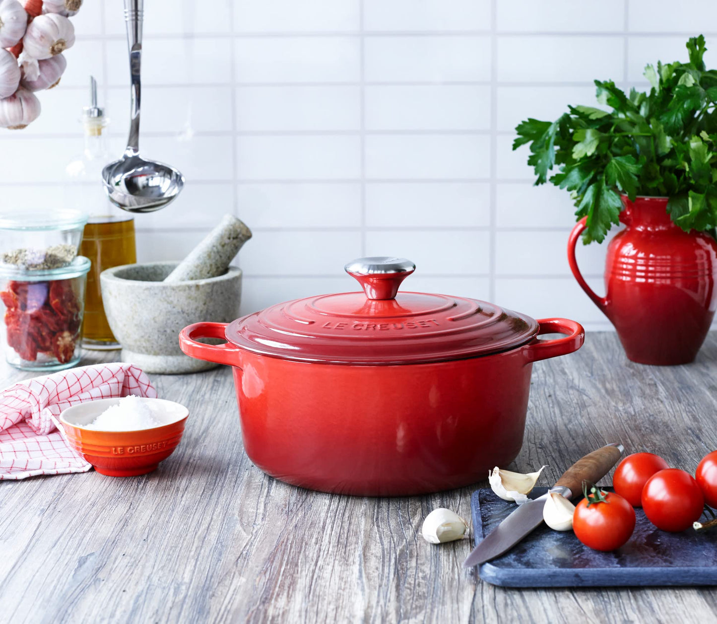 Le Creuset Signature - Horno holandés redondo esmaltado de hierro fundido, 9 cuartos de galón, Cerise