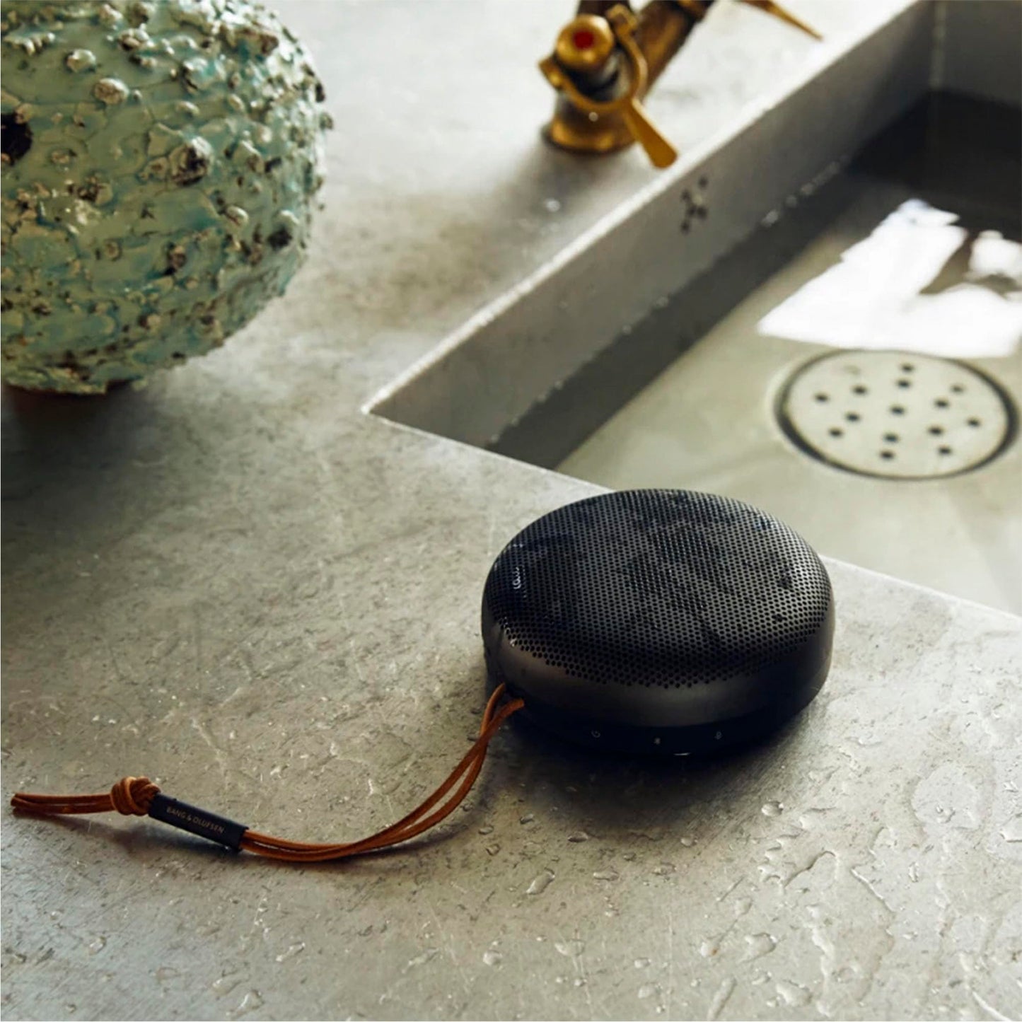 Bang & Olufsen Beosound A1 - Altavoz Bluetooth portátil de 2ª generación con Asistencia de Voz e integración Alexa