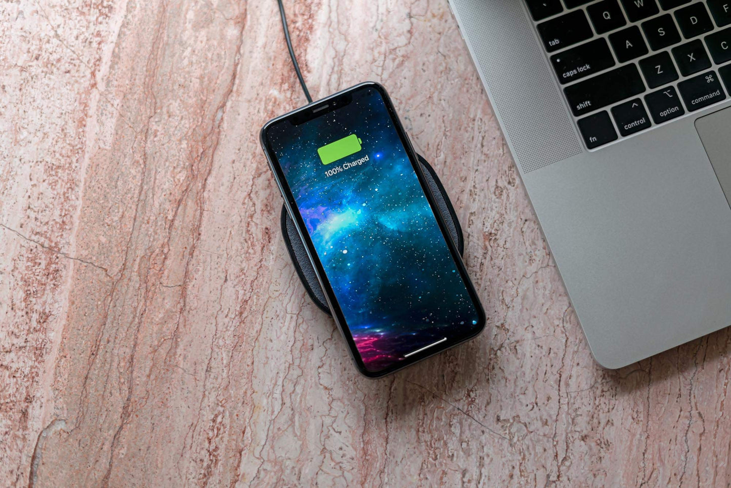Mophie - Almohadilla de Carga inalámbrica de 10 W, Hecha para Apple Airpods, Samsung Galaxy S25/S24, iPhone 16/15/14 Pro, Google Pixel 9 y Otros Dispositivos habilitados para Qi, Color Negro