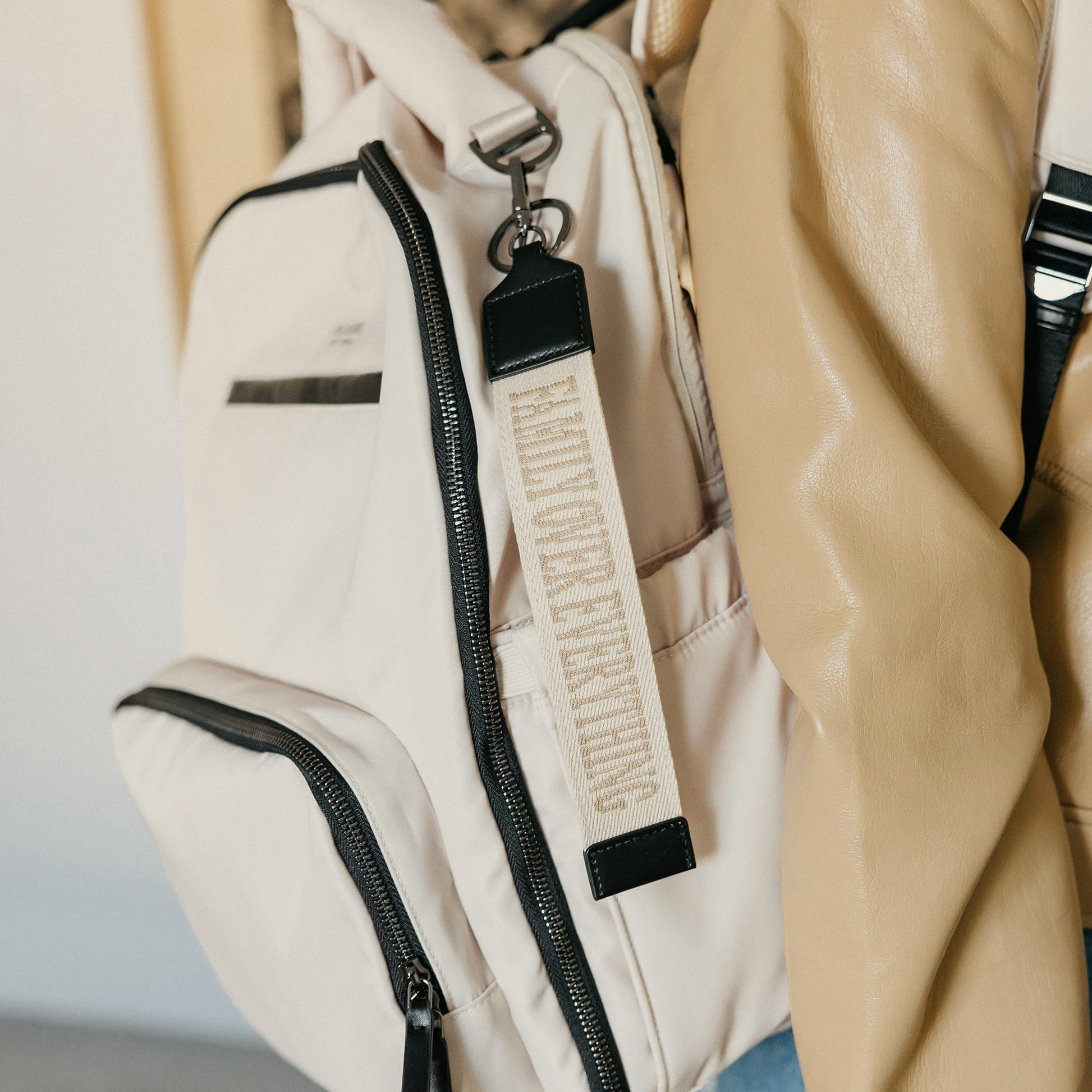 JuJuBe x Witney Carson - Mochila clásica para pañales con cambiador portátil, correas para carriola, mochila de viaje grande, biberones de transporte, pañales, nube, regalo para el día de la madre