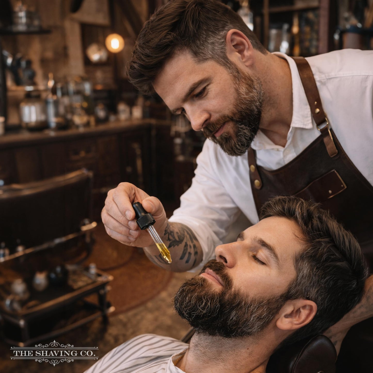 THE SHAVING CO Aceite para Barba 1888 Cantidad 60ml/2oz. Aroma Clásico. Nutre, Humecta e Hidrata tu Barba desde la raíz. Hecho especialmente con ingredientes Premium 100% naturales, No contiene alcohol. Libre de Sulfatos y Libre de Parabenos. 1888 CLASSIC