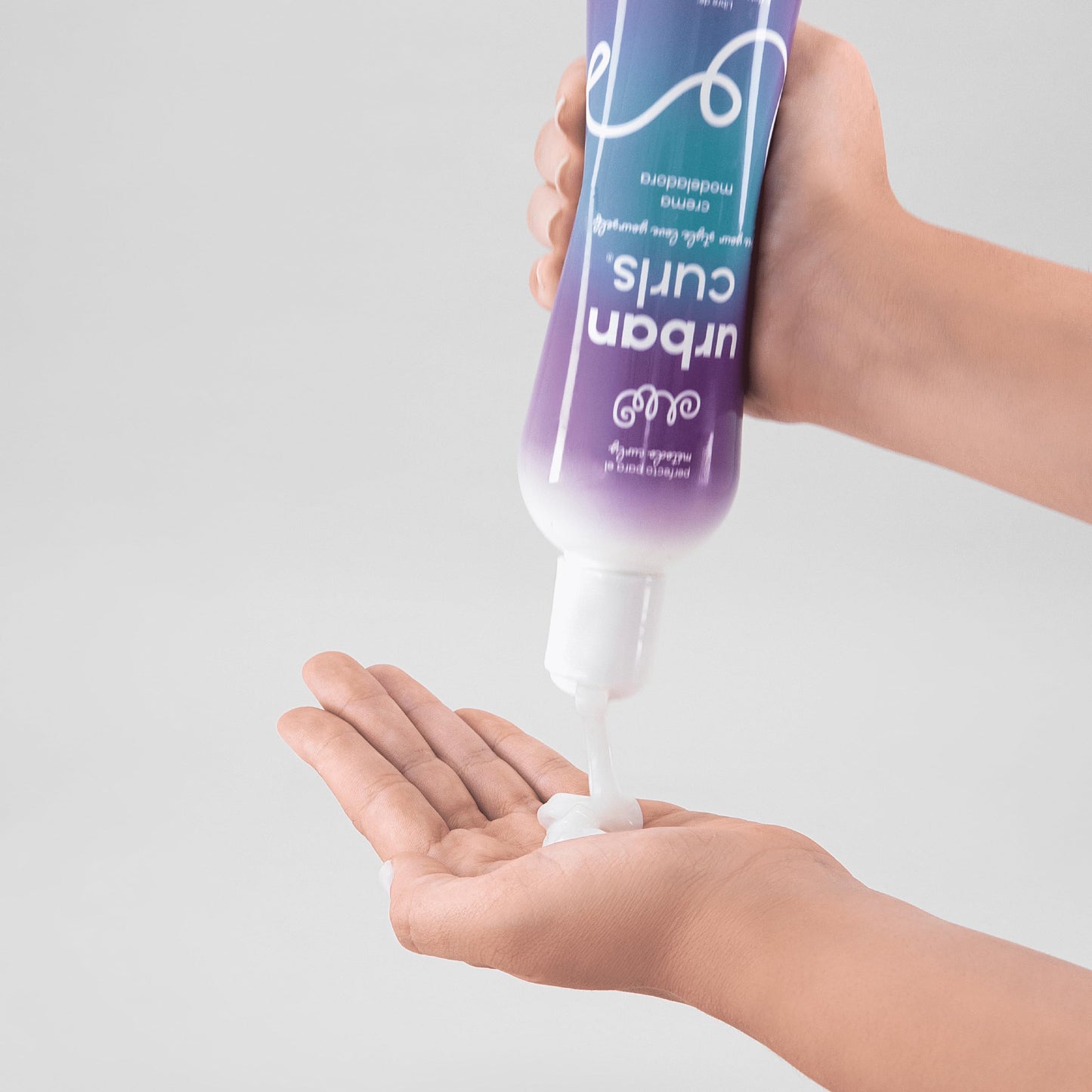 URBAN CURLS Crema Modeladora 960 ml para Cabello Rizado – Definir y Peinar Rizos – Hidratación, Control de Frizz y Suavidad – Sin Sulfatos, Parabenos, Siliconas ni Aceites Minerales – Ingredientes 100% Naturales y Orgánicos