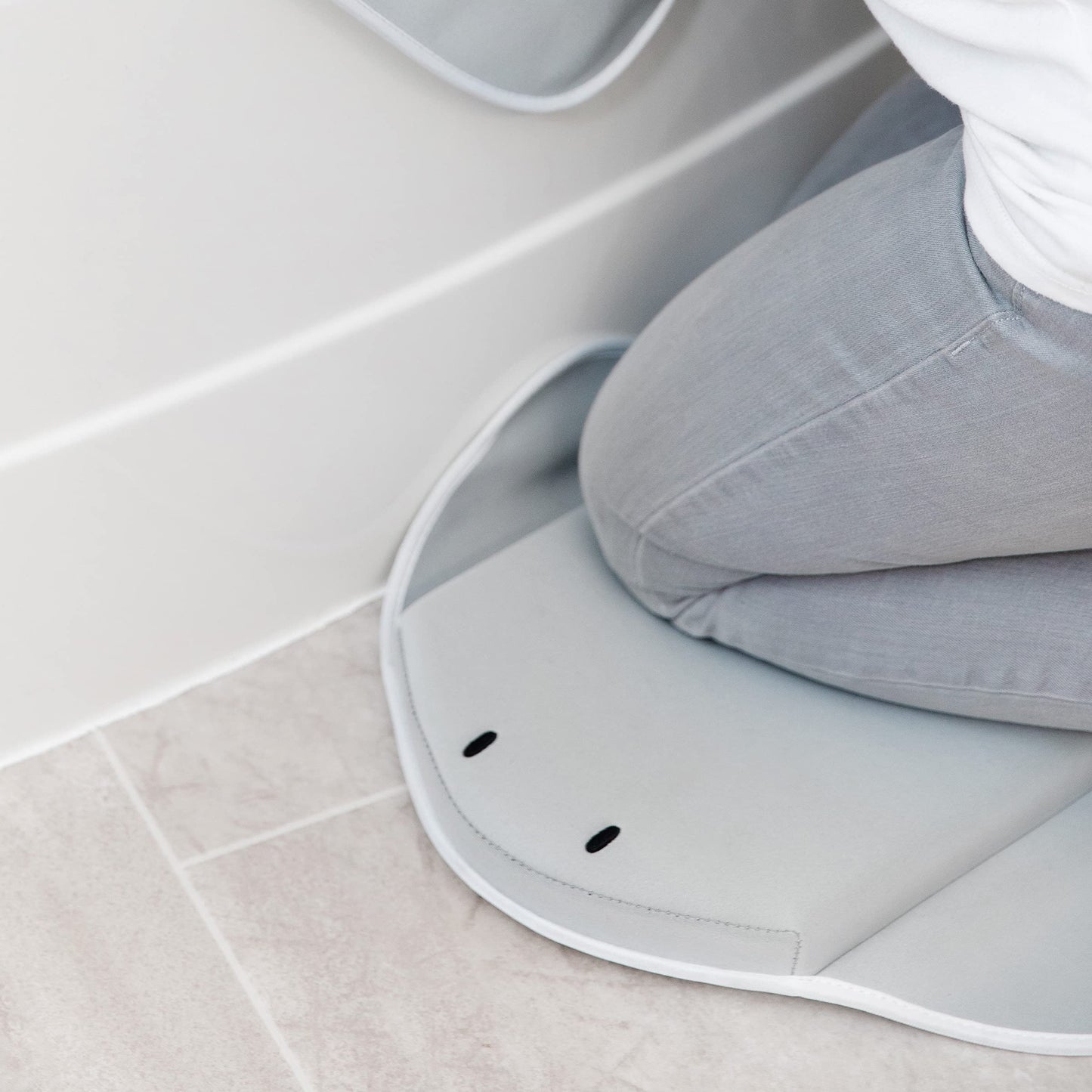 Cojin Para Rodillas Para Baño para Bebé Ubbi Almohadilla de descanso para rodillas de baño, almohadilla acolchada para la hora del baño con bebés, niños pequeños y niños, color gris