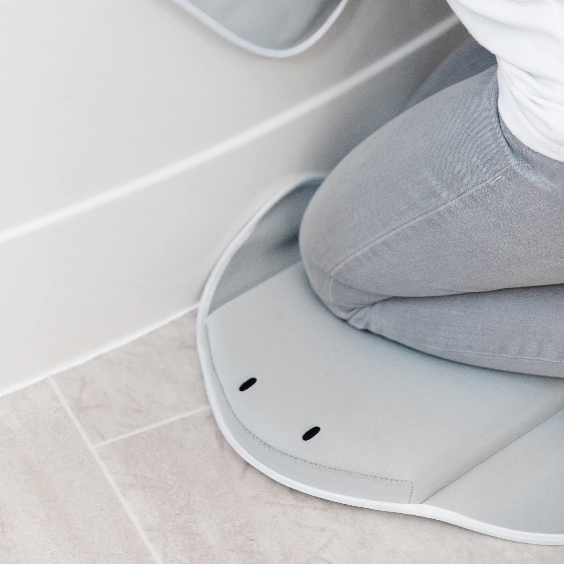 Cojin Para Rodillas Para Baño para Bebé Ubbi Almohadilla de descanso para rodillas de baño, almohadilla acolchada para la hora del baño con bebés, niños pequeños y niños, color gris