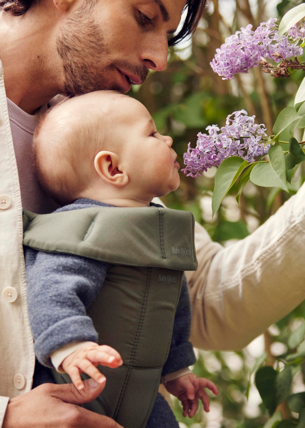 BabyBjörn Canguro Portabebé Mini, Tejido, Verde oscuro | Para recién nacidos, de 0 a 12 meses (3.2–11 kg), ergonómico y fácil de usar