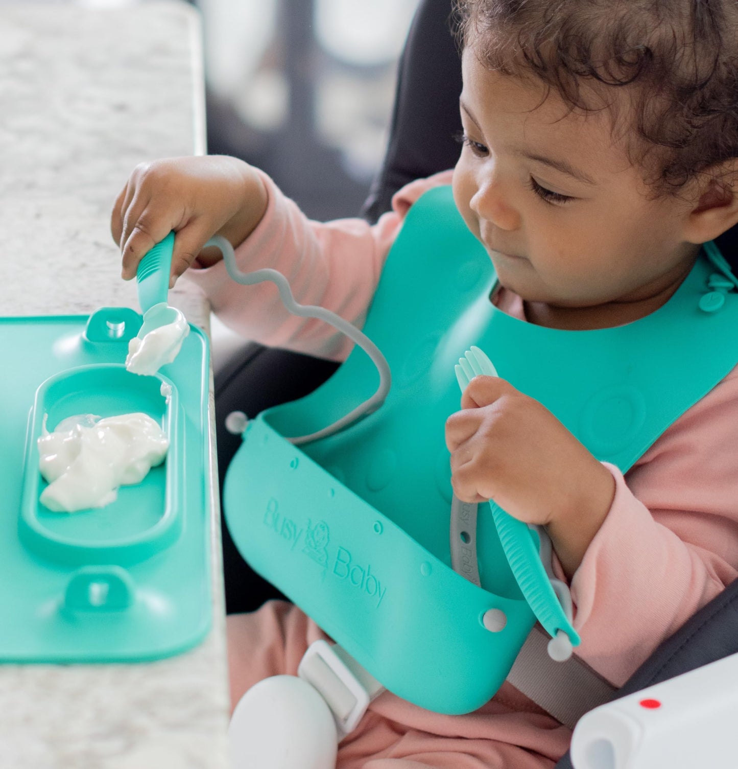 BUSY BABY - Babero elástico ajustable de silicona con bolsillo y sistema de atadura para comidas sin desorden con bebés y niños pequeños