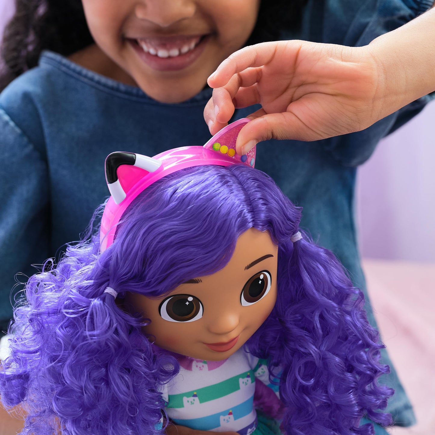 Gabby’s Dollhouse, 'Gabby Girl' Que Canta y celebra, muñeca de 33 cm de Altura con Efectos de Sonido y Orejas de Gato Reversibles, Juguetes para niños y niñas a Partir de 3 años