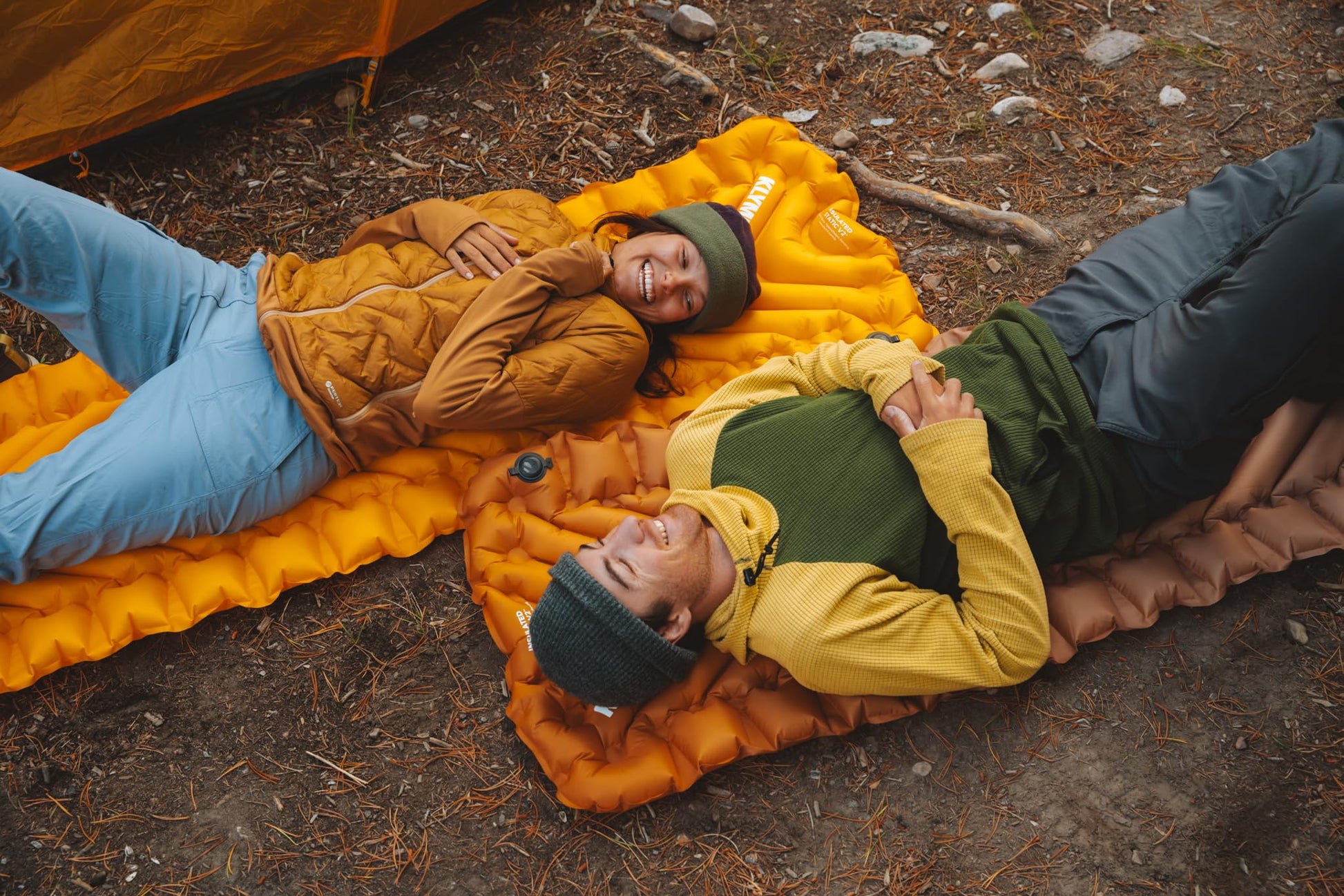 Klymit - Almohadilla de Dormir Inflable con Aislamiento estático V2, Comodidad Mejorada, portátil, Ultraligera, fácil de inflar, Cama de Aire Plegable para Camping, mochilero y Senderismo, azafrán