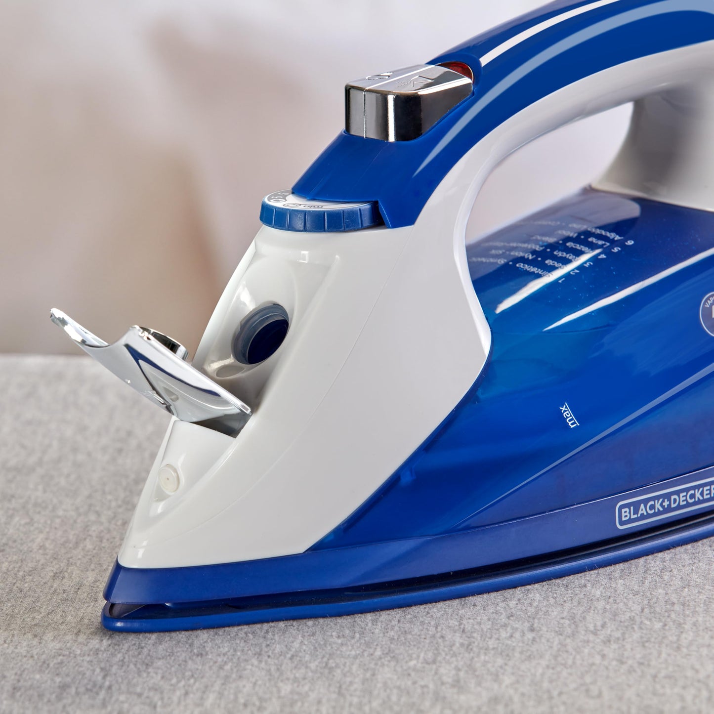 Black+Decker Plancha de Vapor Light 'N Easy, Suela con Acondicionadores, IR1866