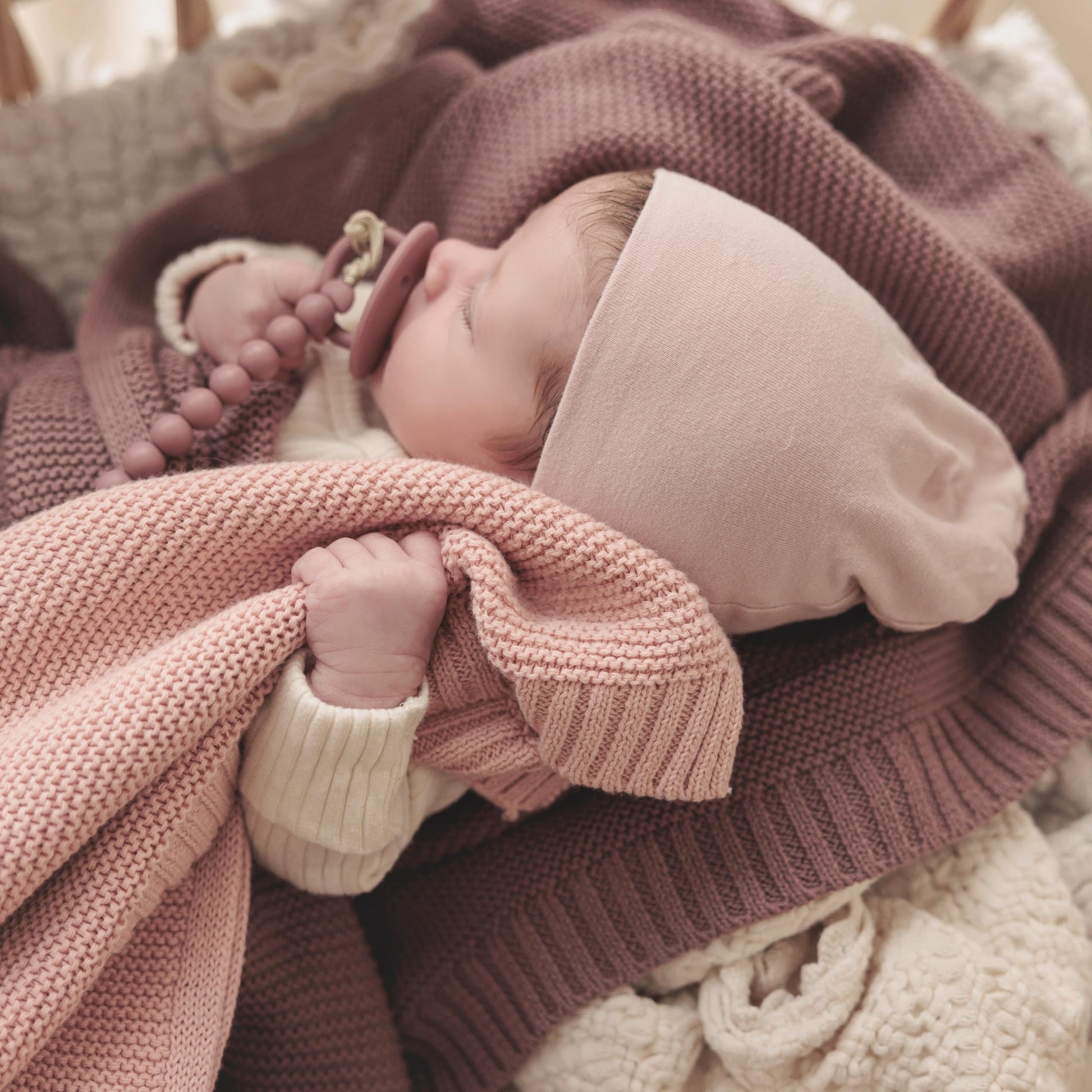 Manta de Algodón Orgánico de Punto para Bebés Niño 100% Algodón Orgánico de Lujo Suave Cálida y Acogedora Manta de Abrazo para Cochecito y Cuna para Recién Nacidos, Bebés e Infantes (Rosa Ruborizado)