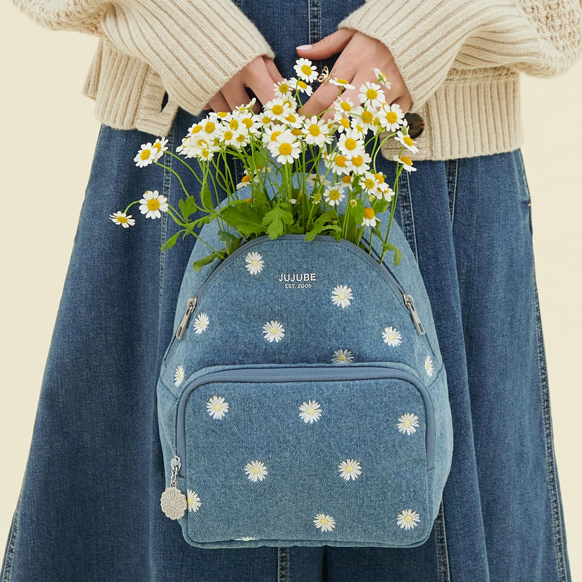 JuJuBe - Mochila de viaje lavable a máquina con correas ajustables y 2 bolsillos para biberones, pañales, chupetes, aperitivos, cambiador y artículos esenciales diarios, mezclilla y margaritas (azul)