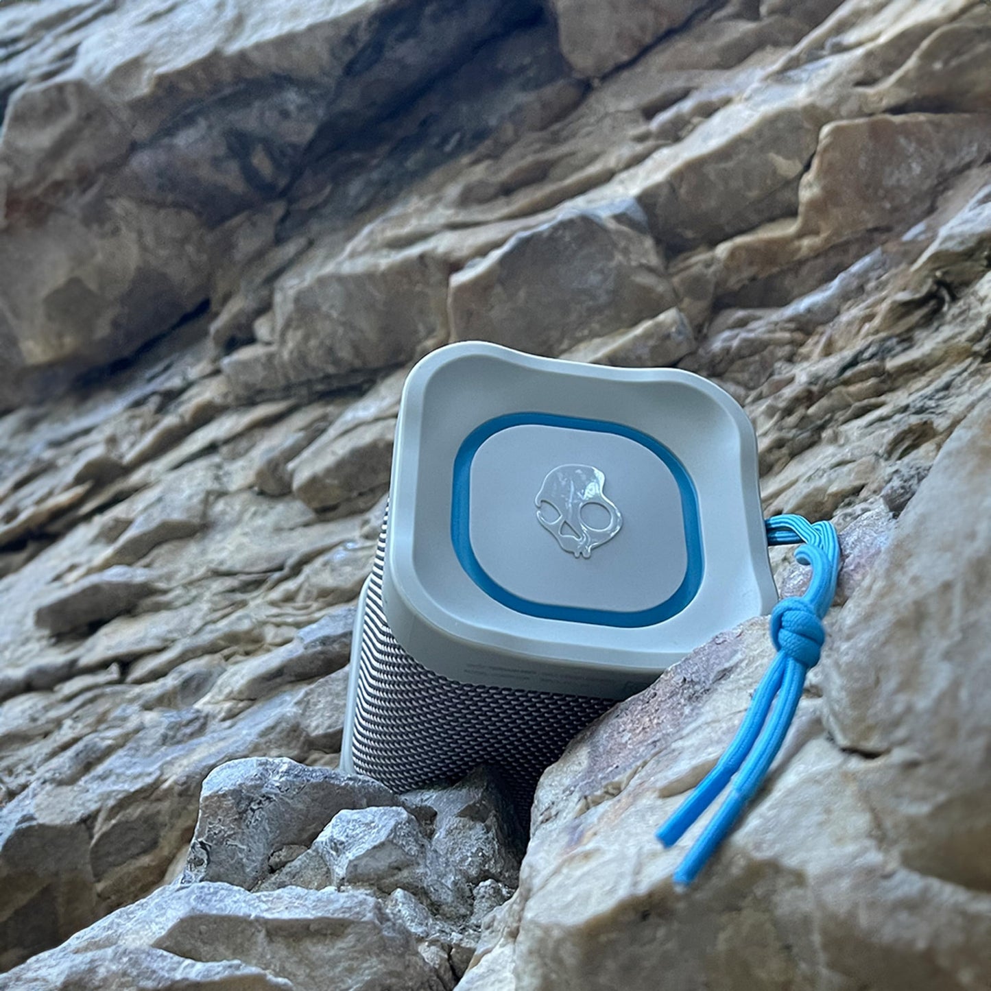 Skullcandy Terrain Mini Altavoz inalámbrico Bluetooth – Altavoz portátil Impermeable IPX7 con radiadores pasivos Personalizados duales, batería de 14 Horas, muñequera de Nailon