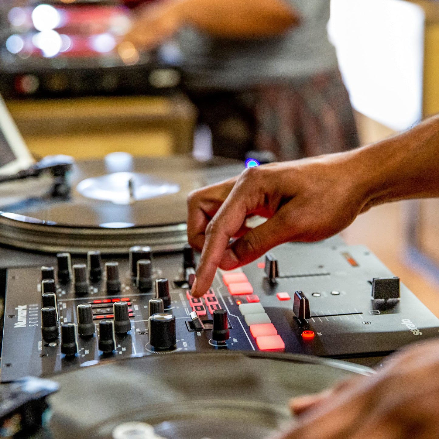 Mezcladora DJ Numark Scratch Roja con Serato DJ Pro y Innofader para Hombre