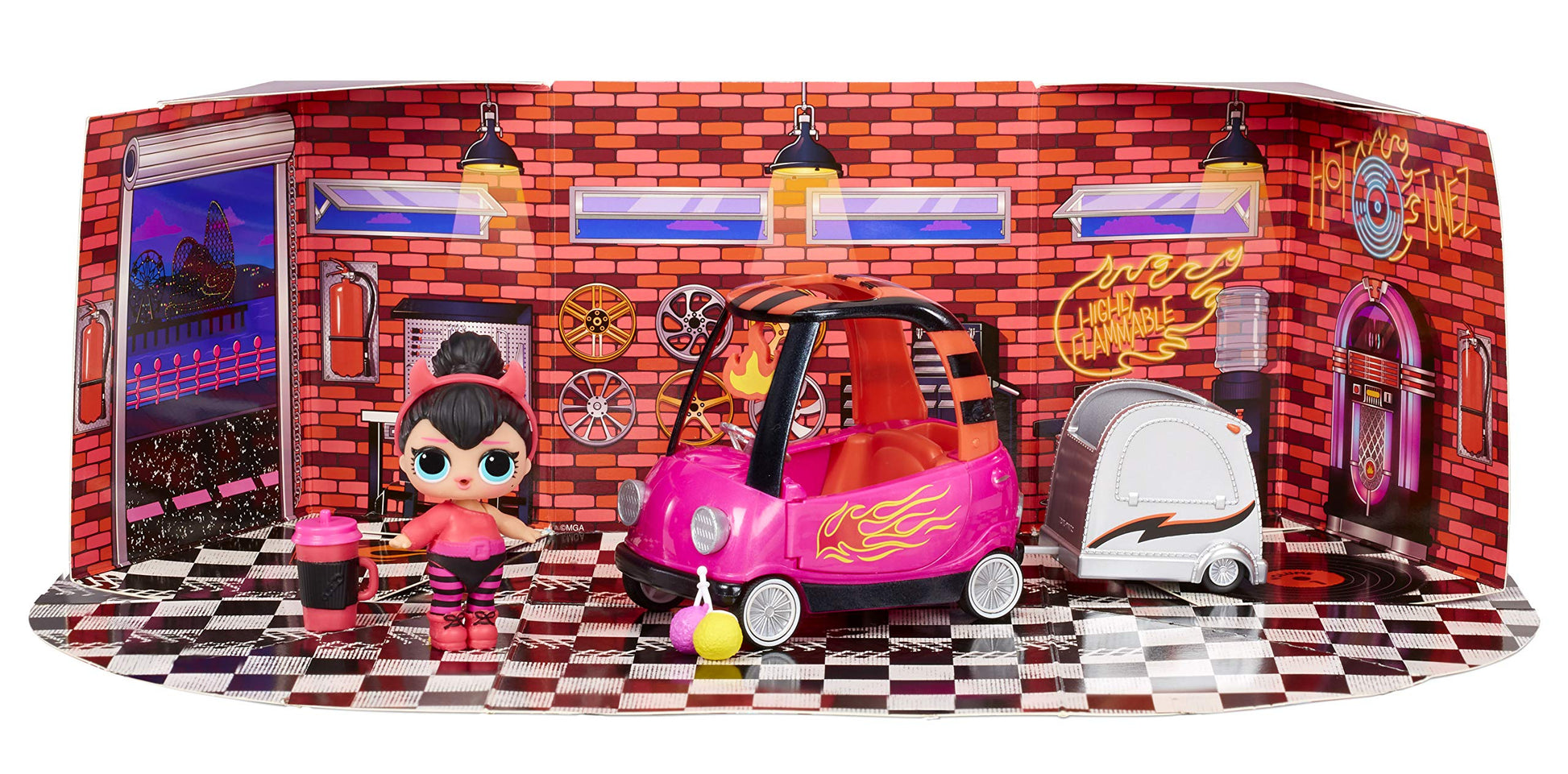 LOL Surprise Furniture con la Muñeca Spice de la Serie 2 - 10+ Sorpresas, Set de Auto, Accesorios y Más - Compatible con LOL Surprise House - Juego Plegable - Coleccionable - A partir de 3 años