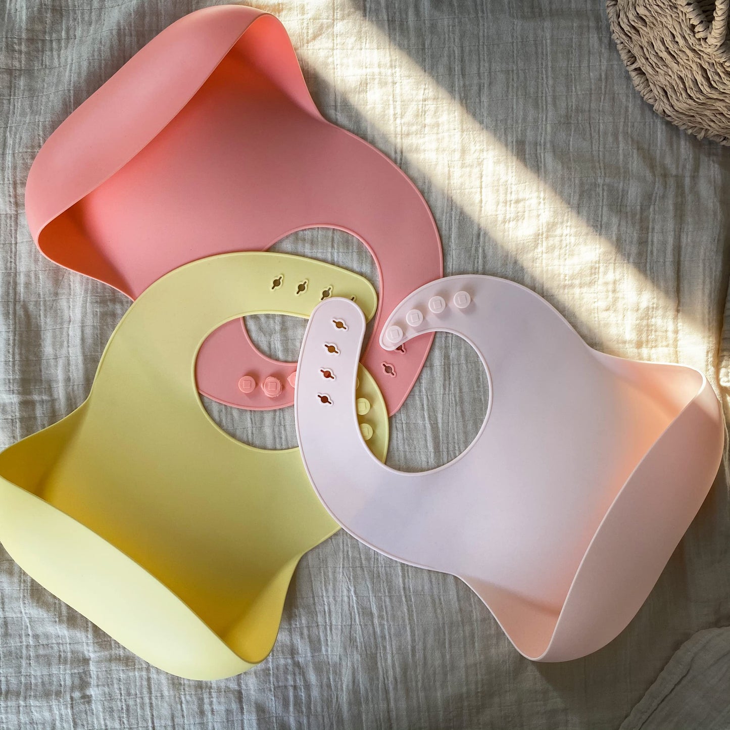 Moonkie - Juego de 3 baberos de silicona para bebé, sin BPA, impermeables, para comer, baberos de silicona ajustables para bebés de 6 a 12 meses, baberos para niños pequeños con bolsillo para recoger