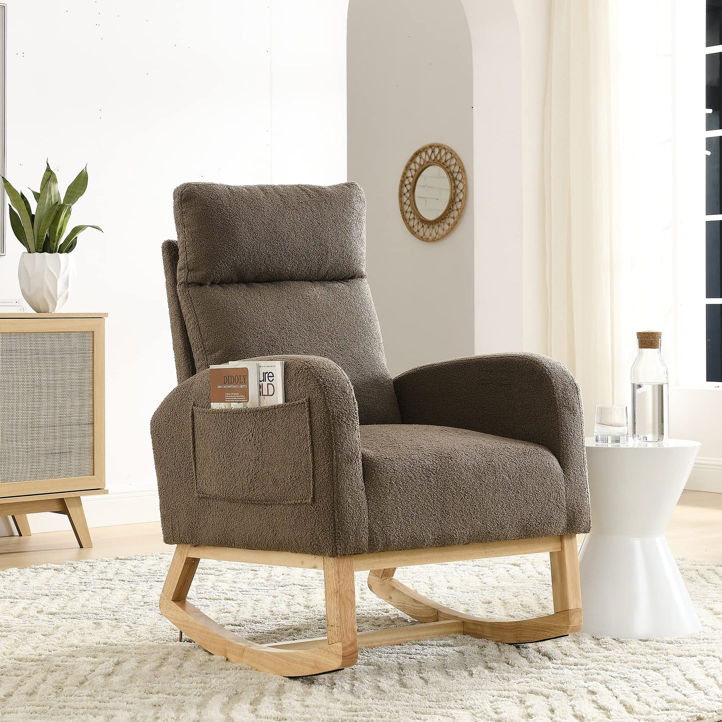 Krinana - Mecedora de guardería con patas de madera maciza, silla planeadora para guardería con dos bolsillos laterales, sillón basculante para sala de estar y recámara (café, tela de peluche)