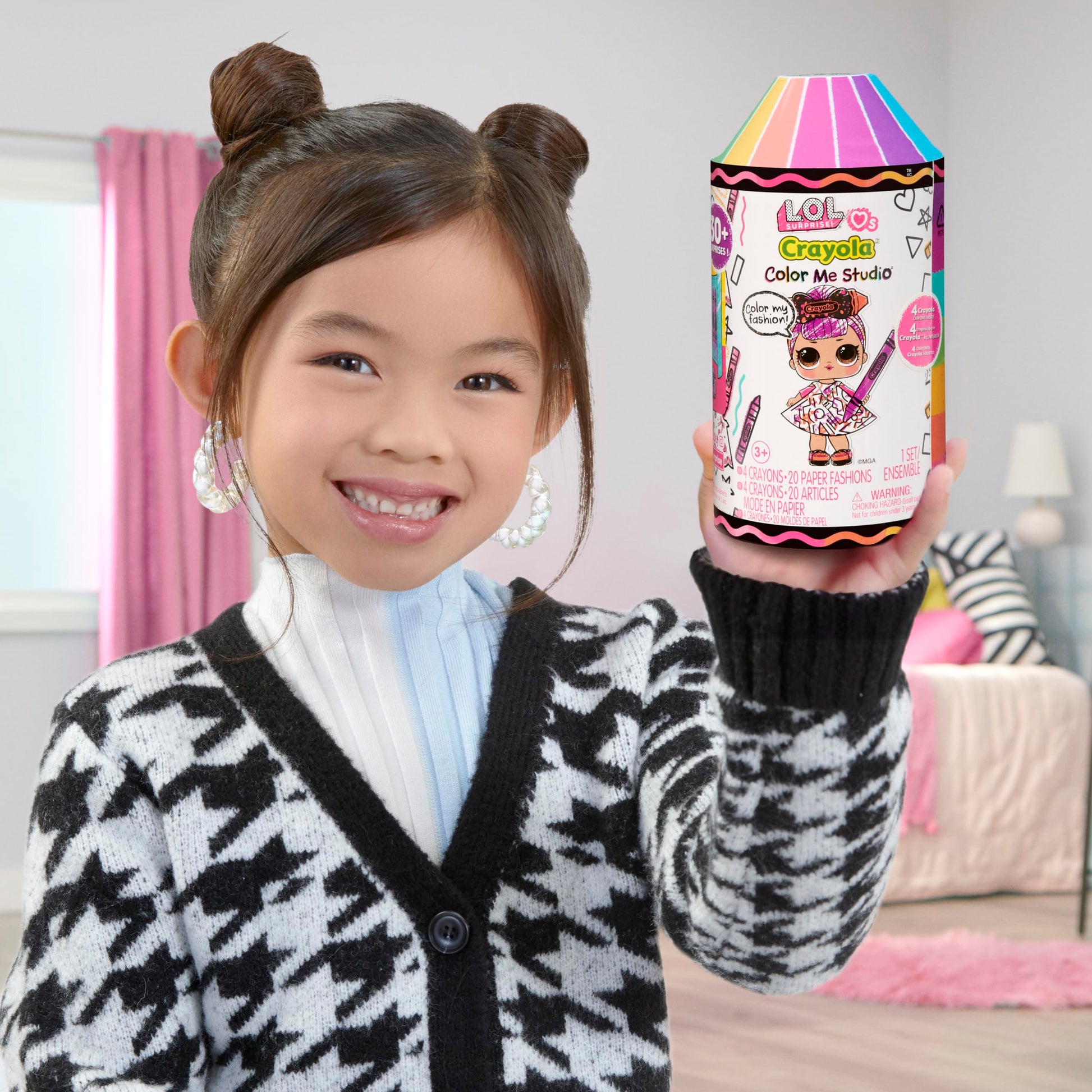 L.O.L. Surprise! Loves CRAYOLA - Colour Me Studio con Muñeca Coleccionable - Más de 30 Sorpresas incluyendo Muñeca, Vestidos de Papel y 4 Crayones - Packaging capsula de crayón - Edad: 3+ años