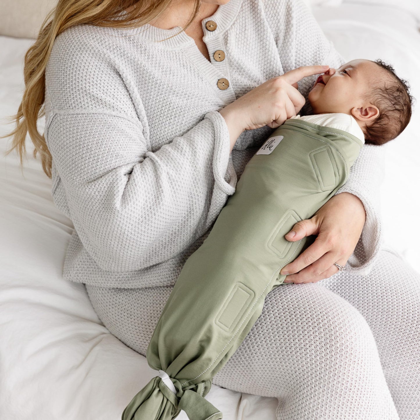 The Ollie Swaddle - Swaddle para dormir para bebés, tela transpirable que absorbe la humedad para evitar el sobrecalentamiento, ajuste ajustable (oliva, talla única)