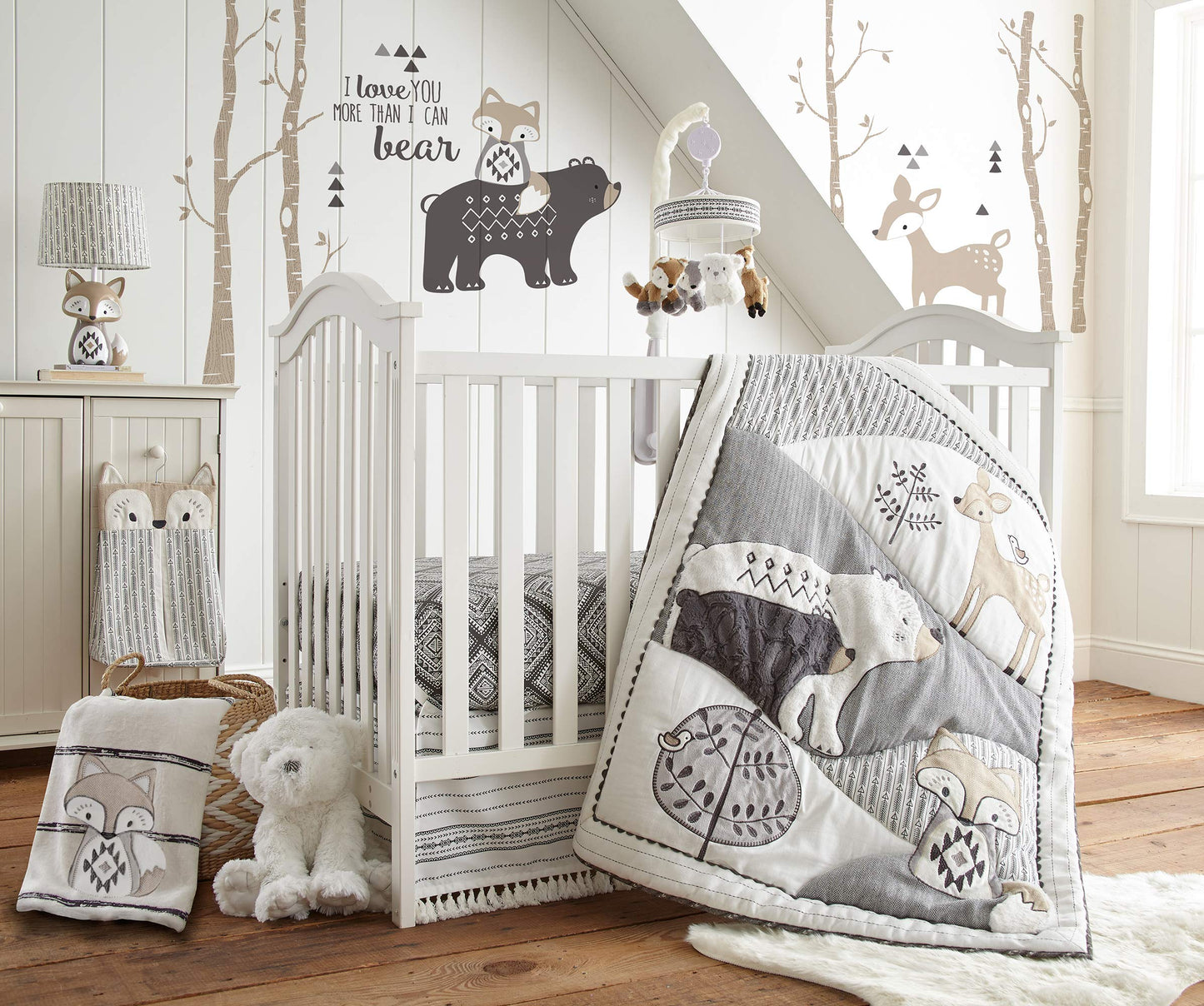 Levtex Baby - Juego de cama de cuna Bailey - Carbón, gris pardo, blanco - Tema de bosque neutro - Juego de 5 piezas incluye colcha, sábana bajera, apilador de pañales, calcomanía de pared y