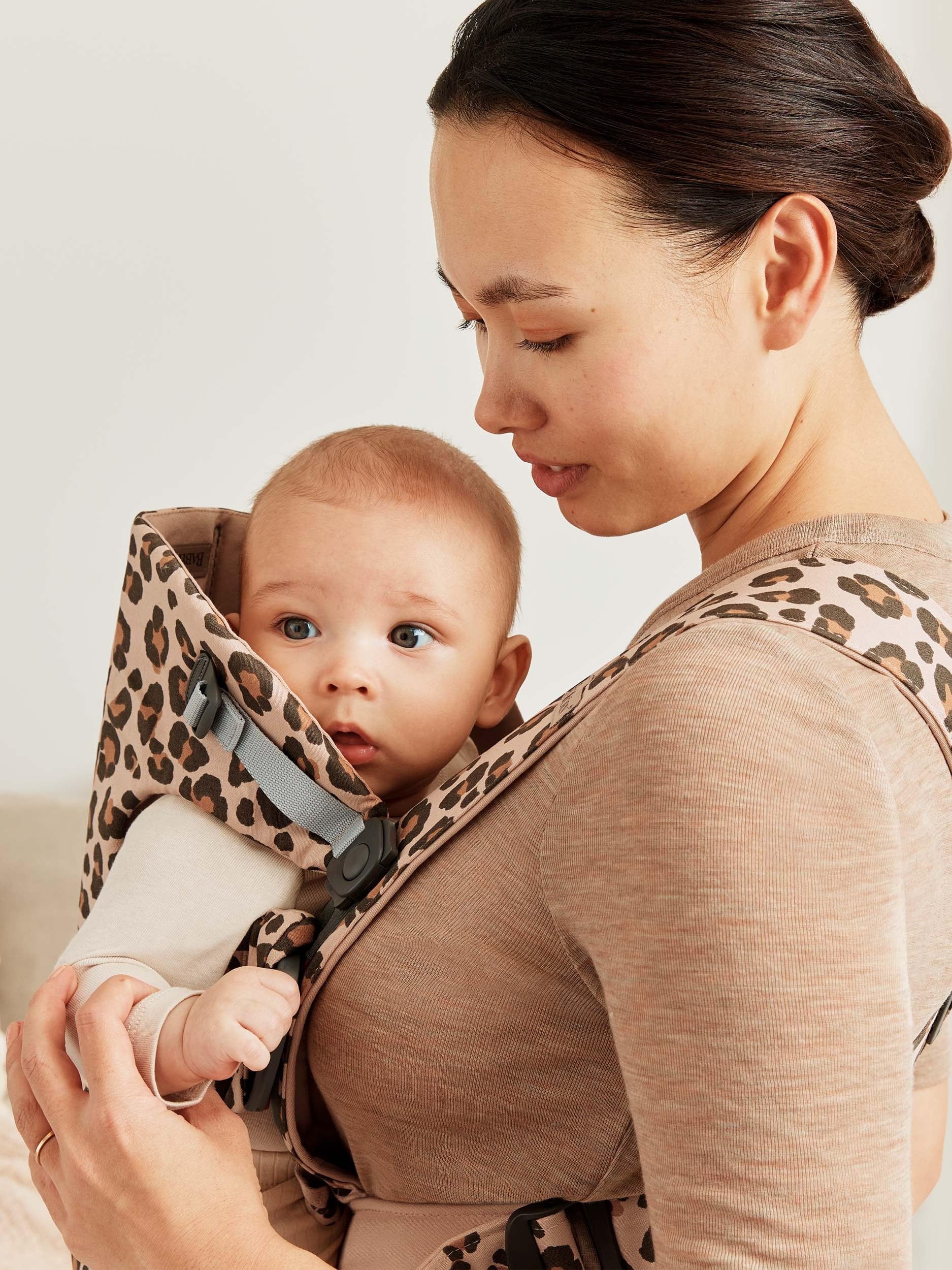 BabyBjörn - Portabebés Mini, algodón, beige/leopardo, 1 unidad (paquete de 1)