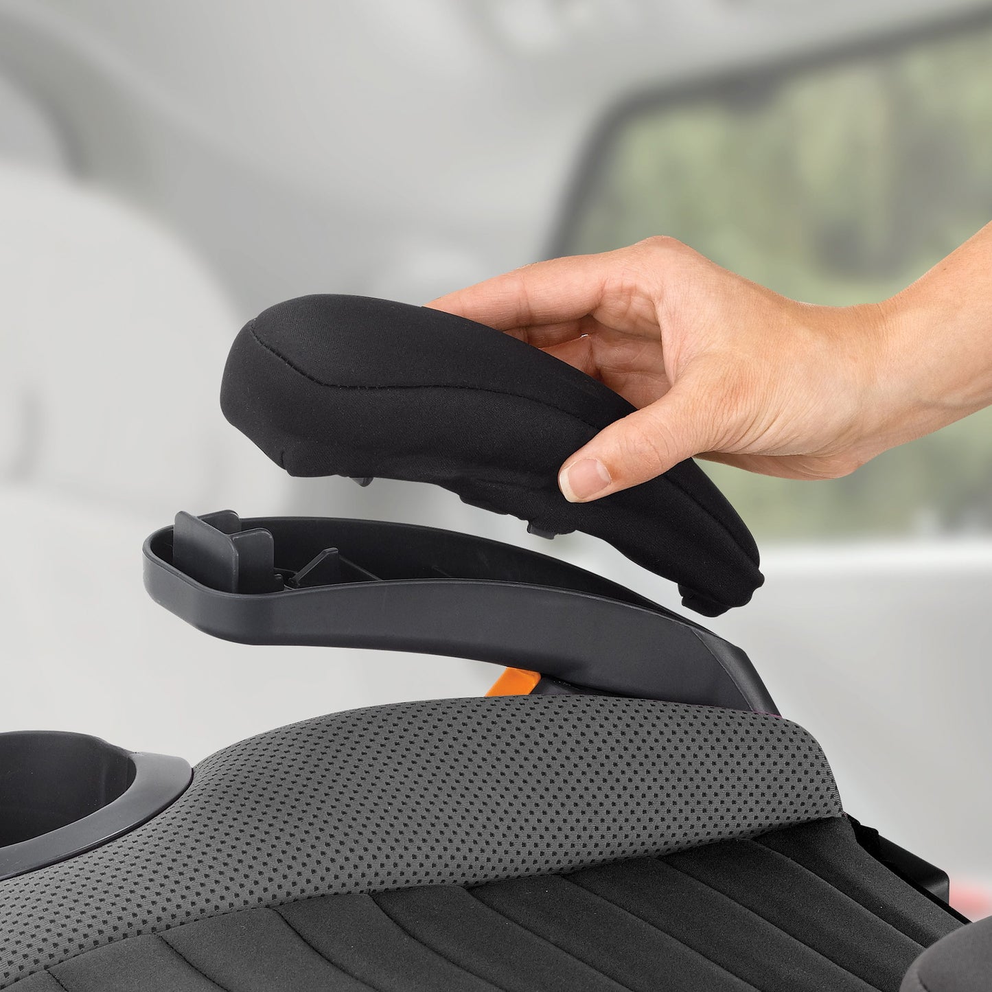 Chicco GoFit® Plus Asiento elevador sin respaldo con cierre y cierre de liberación rápida, asiento elevador de viaje para coche, asiento portátil de coche para niños de 40 a 100 libras. | Hierro/Negro
