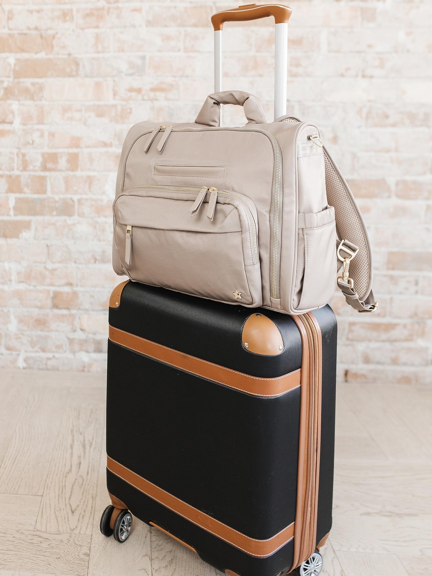 JuJuBe - Bolsa de pañales convertible con cambiador portátil, mochila de viaje, para llevar biberones, pañales, chupetes, aperitivos, color gris pardo, regalo del día de la madre