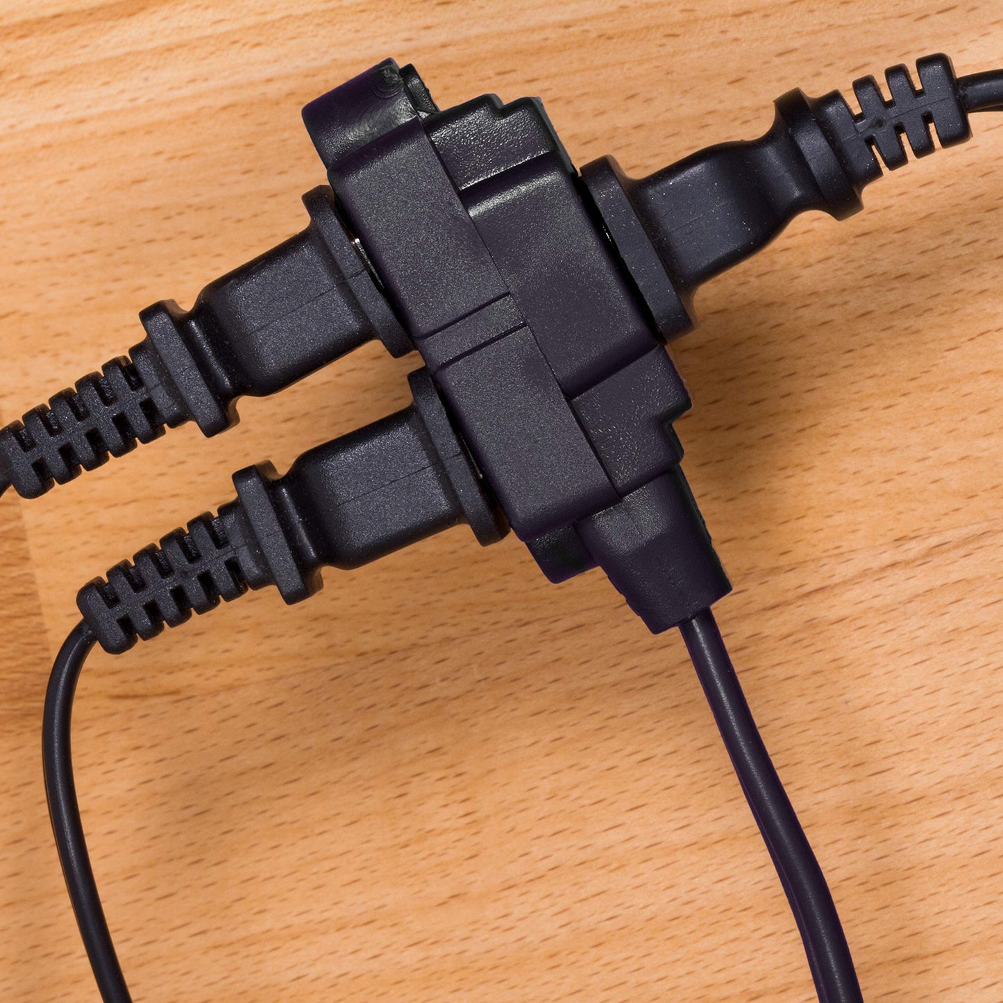 GE 45148 - Cable de extensión de 3 tomacorrientes con múltiples tomacorrientes de 6 pies, 2 clavijas, calibre 16, fundas de seguridad de giro para cerrar, extensor para interiores con certificación UL