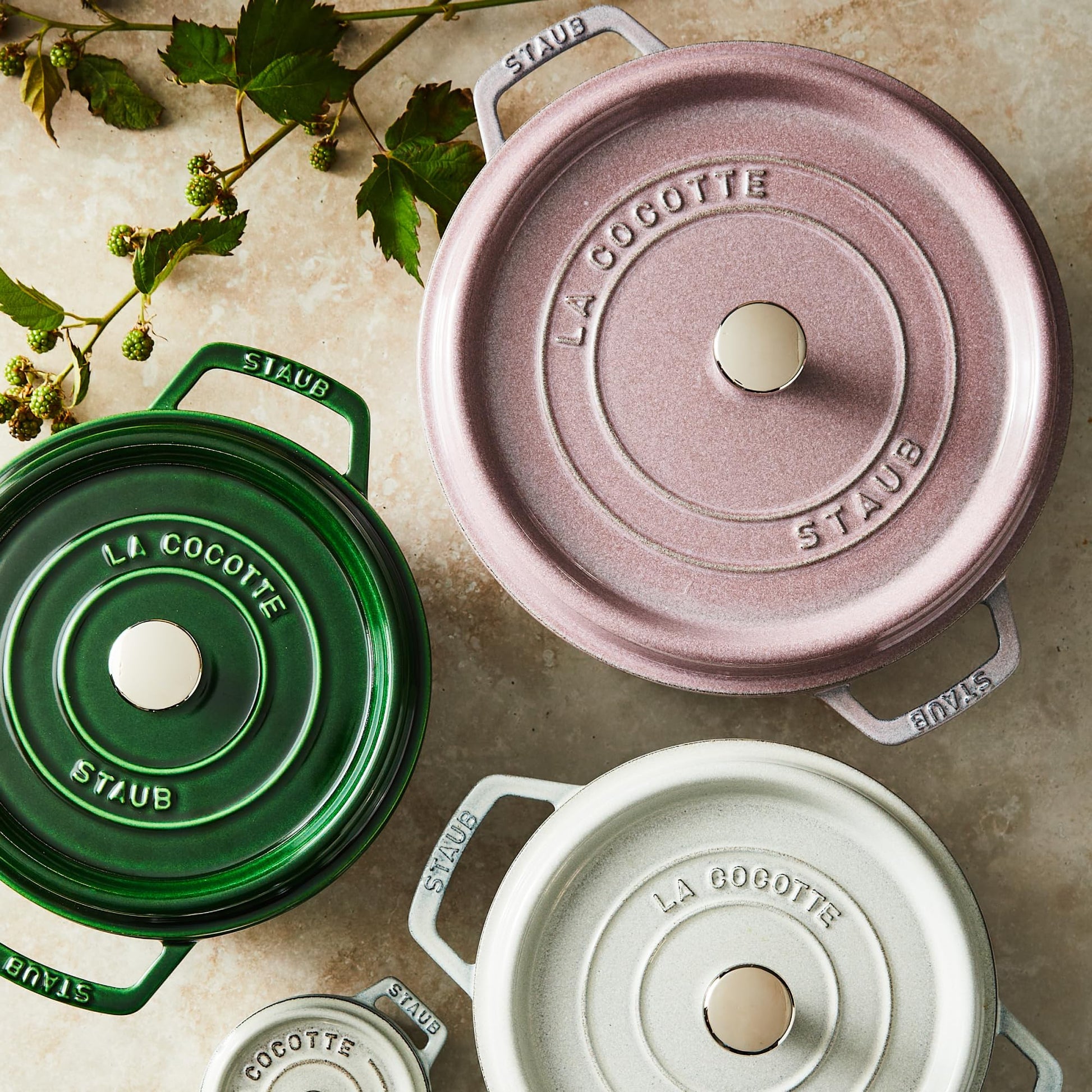 Staub Horno holandés redondo de hierro fundido de 4 cuartos de galón, color lila
