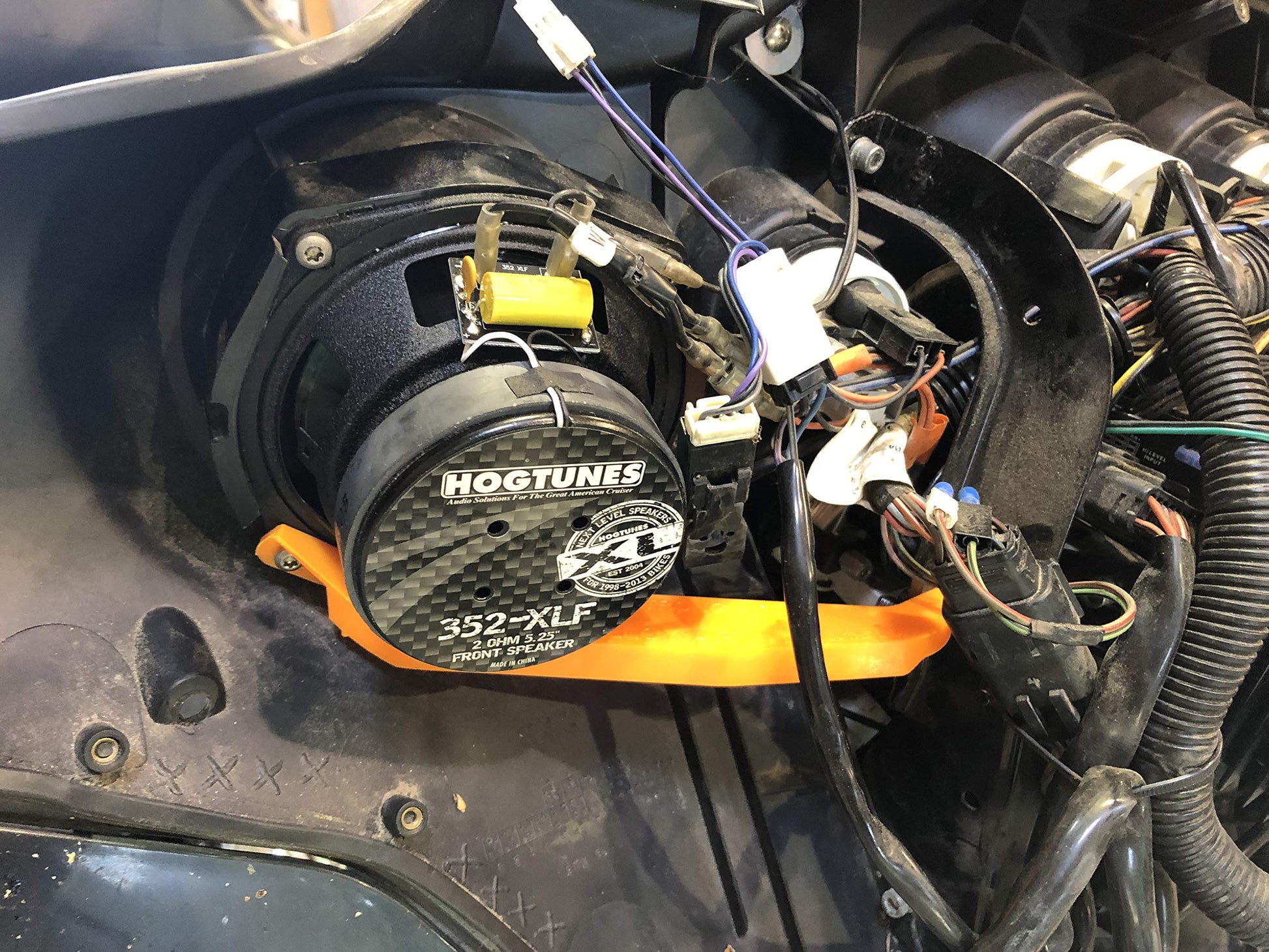 Hogtunes 352-XLF Altavoces frontales de alto rendimiento de la serie XL de 5.25 pulgadas con parrillas (paquete de 2), se adapta a motocicletas Harley-Davidson 1998-2013